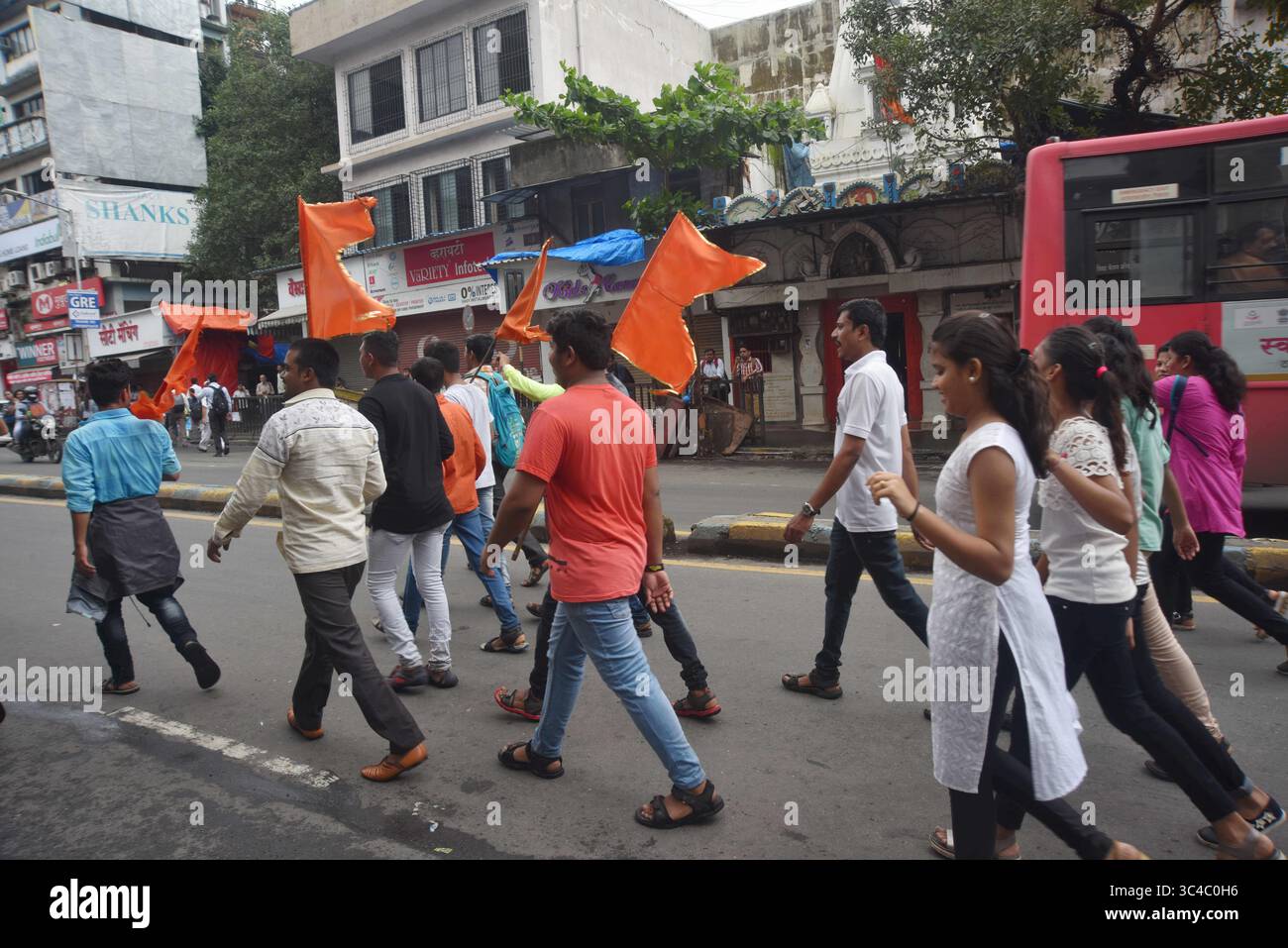 25. Juli 2018 – Mumbai, Maharastra, Indien – Demonstranten sahen, die mit Flaggen demonstrierten. Maratha Kranti Morcha streikte in Maharashtra, um Arbeitsplätze und Bildung der Regierung zu fordern. Der Streik war gewalttätig, Züge wurden an Bahnhöfen und anderen Orten angehalten, da die meisten Menschen feststeckten. (Credit Image: © Sandeep Rasal/SOPA Images via ZUMA Wire) Stockfoto