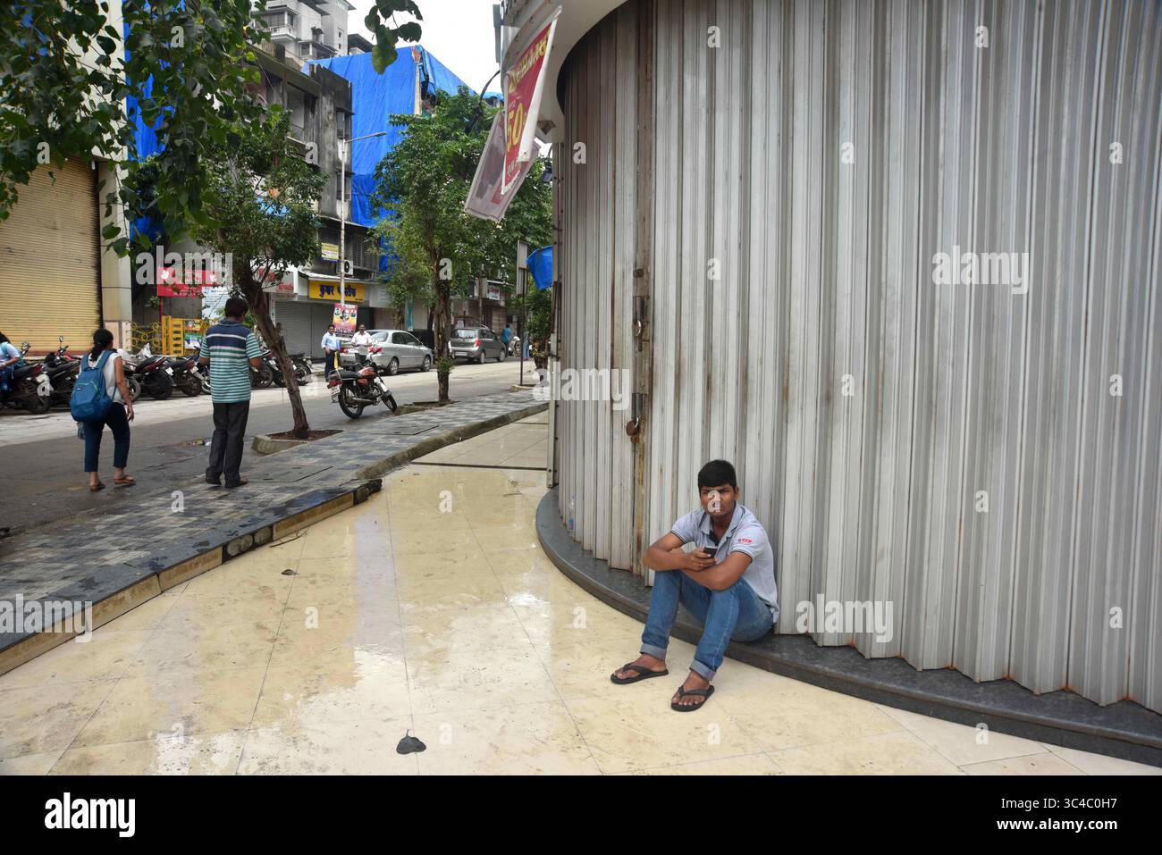 25. Juli 2018 - Mumbai, Maharastra, Indien - Geschäfte werden während des Streiks geschlossen. Maratha Kranti Morcha Streik fordert staatliche Arbeitsplätze und Bildung in ganz Maharashtra. Der Streik war gewalttätig, Züge wurden an Bahnhöfen und anderen Orten angehalten, da die meisten Menschen feststeckten. (Credit Image: © Sandeep Rasal/SOPA Images via ZUMA Wire) Stockfoto