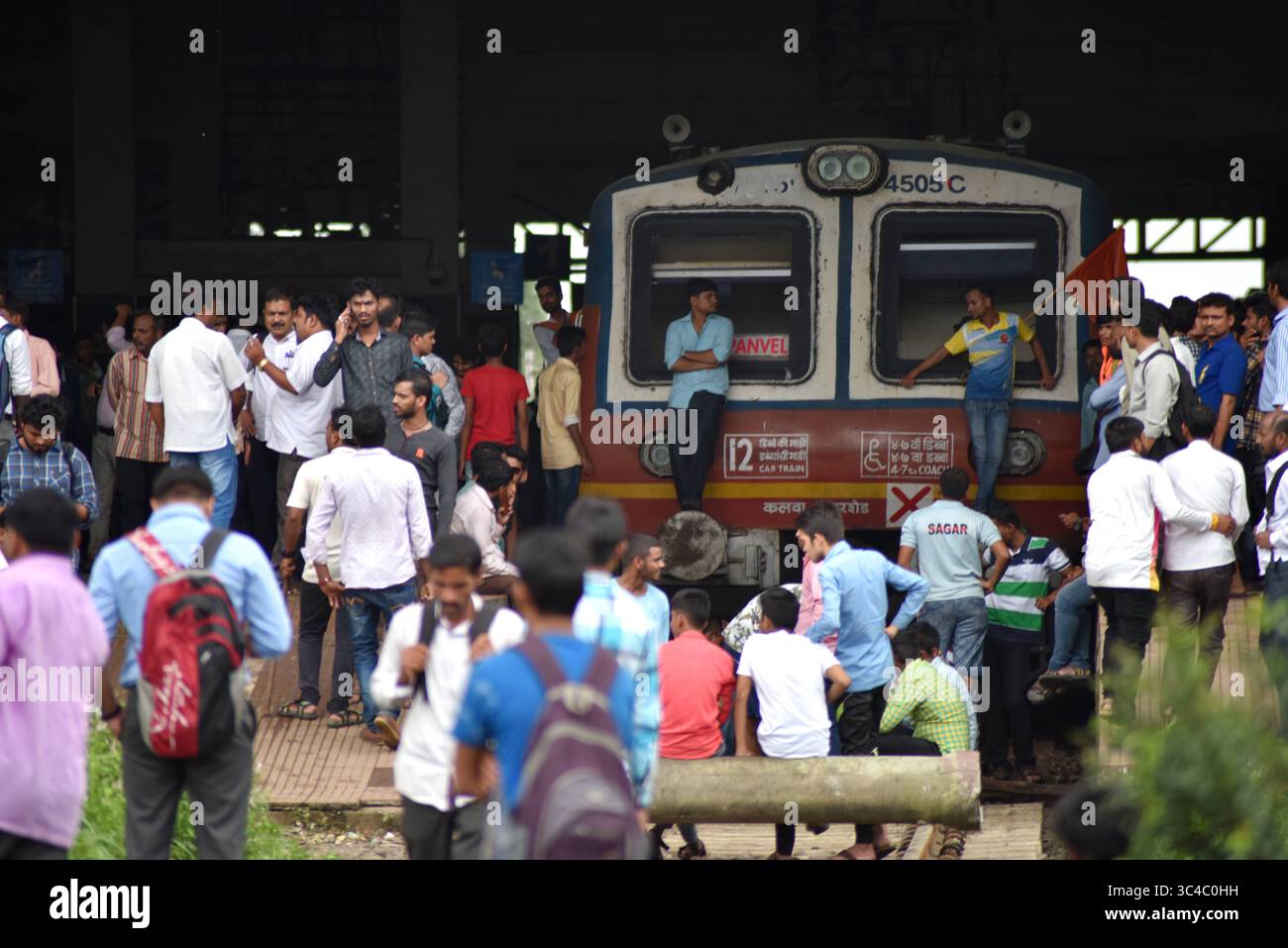 25. Juli 2018 - Mumbai, Maharastra, Indien - Demonstranten, die den Zug während des Streiks blockieren. Maratha Kranti Morcha Streik fordert Regierungsjobs und Bildung in ganz Maharashtra. Der Streik war gewalttätig, Züge wurden an Bahnhöfen und anderen Orten angehalten, da die meisten Menschen feststeckten. (Credit Image: © Sandeep Rasal/SOPA Images via ZUMA Wire) Stockfoto