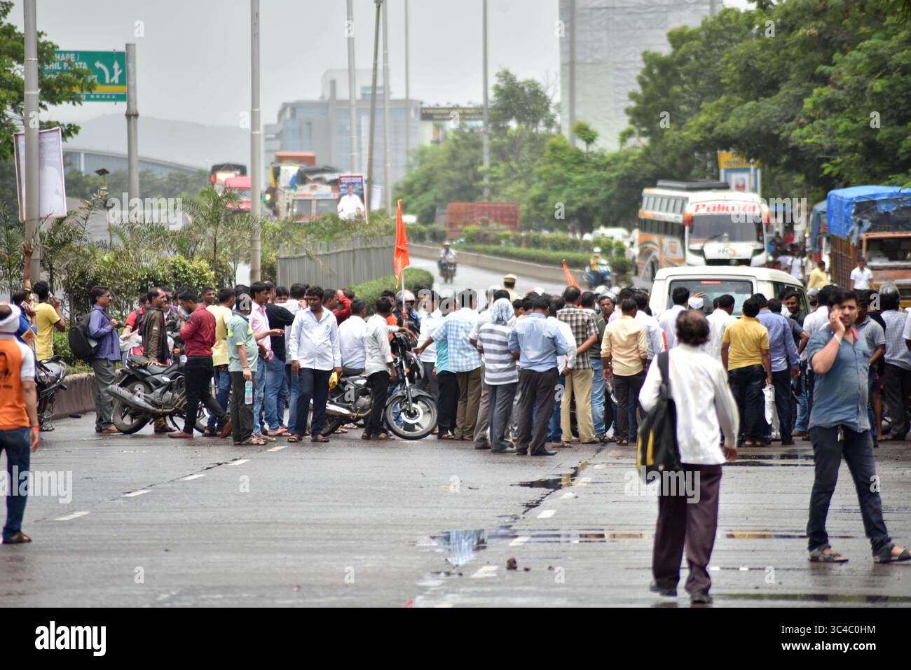 25. Juli 2018 - Mumbai, Maharastra, Indien - während der Demonstration werden Demonstranten gesehen, die den Highway blockieren. Maratha Kranti Morcha Streik fordert Regierungsjobs und Bildung in ganz Maharashtra. Der Streik war gewalttätig, Züge wurden an Bahnhöfen und anderen Orten angehalten, da die meisten Menschen feststeckten. (Credit Image: © Sandeep Rasal/SOPA Images via ZUMA Wire) Stockfoto