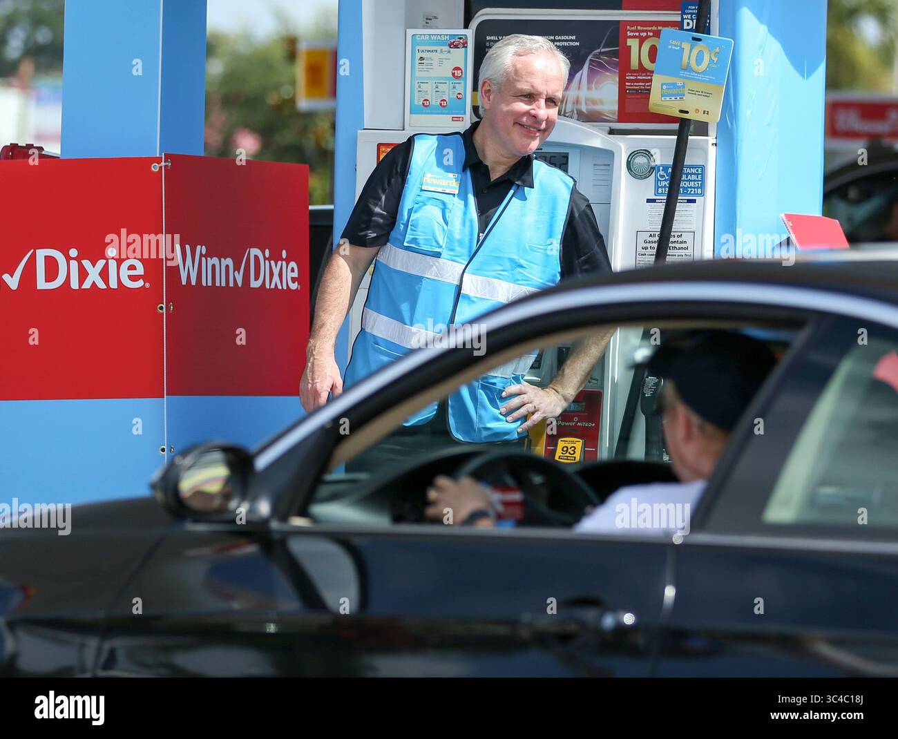 25. Juli 2018 - Tampa, Florida, USA - CHRIS URSO | Times.Anthony Hucker, CEO von Southeastern Grocers, wartet an einer Gaspumpe auf einen Kunden an der Shell-Station am 3650 S. Dale Mabry Hwy. Mittwoch, 25. Juli 2018 in Tampa. Im Rahmen einer Werbeaktion für das neue Prämienprogramm gaben Winn-Dixie und seine Muttergesellschaft 100 Tanks mit freiem Gas aus. (Foto: © Chris Urso/Tampa Bay Times via ZUMA Wire) Stockfoto
