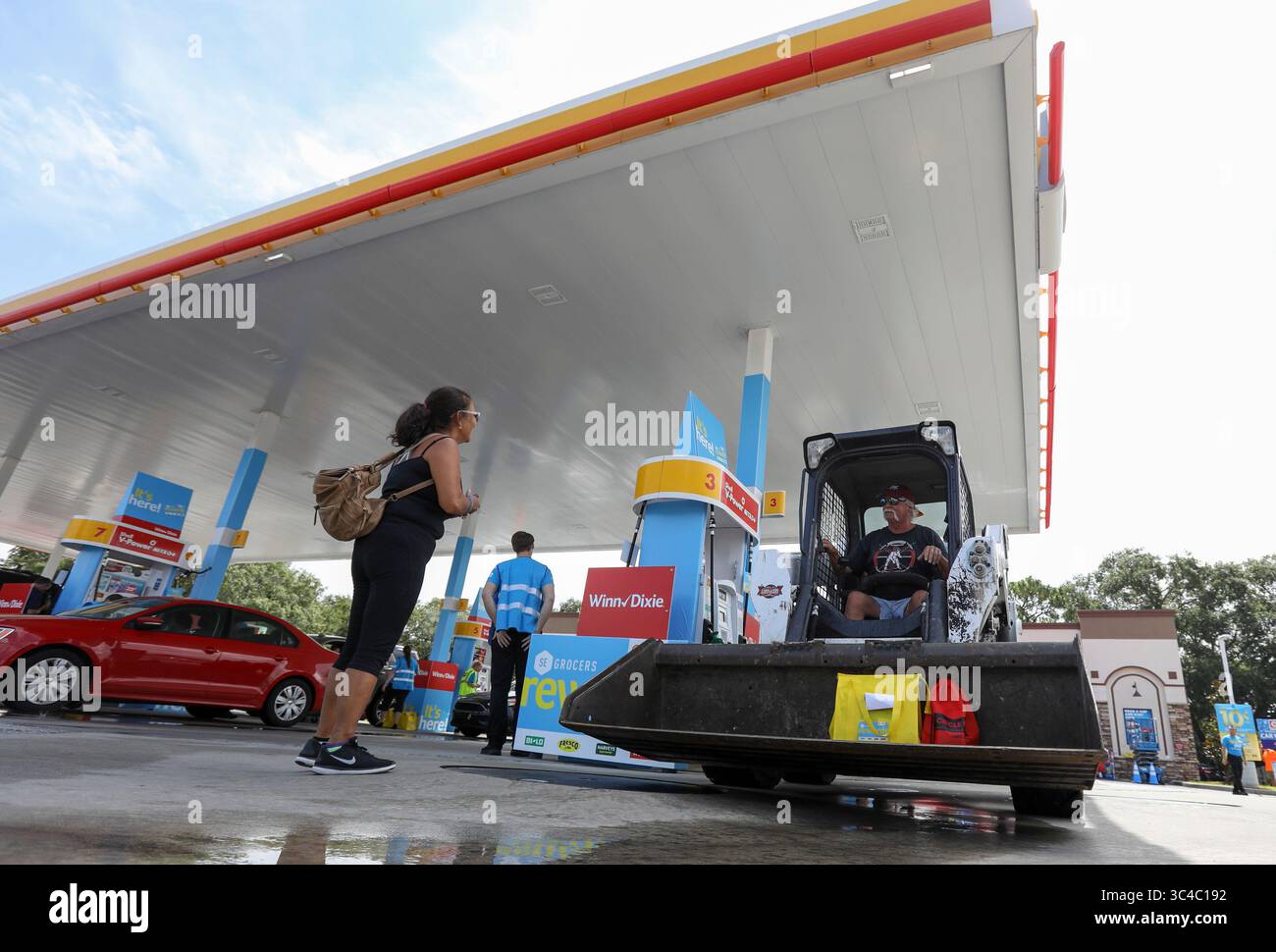25. Juli 2018 - Tampa, Florida, USA - CHRIS URSO | Times.Joe Hudek, 58, aus Tampa, rechts, fährt mit einem Bobcat von der Pumpe ab, nachdem er an der Shell-Station am 3650 S. Dale Mabry Highway 40,00 Dollar Diesel erhalten hat. Mittwoch, 25. Juli 2018 in Tampa. Im Rahmen einer Werbeaktion für das neue Prämienprogramm gaben Winn-Dixie und seine Muttergesellschaft 100 Tanks mit freiem Gas aus. (Foto: © Chris Urso/Tampa Bay Times via ZUMA Wire) Stockfoto