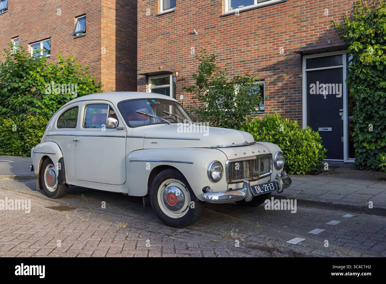 Ein gut erhaltener Volvo PV544-Oldtimer, ein Symbol des klassischen Automobildesigns, parkt in einer ruhigen Straße in den Niederlanden. Utrecht, Niederlande. 09 Stockfoto