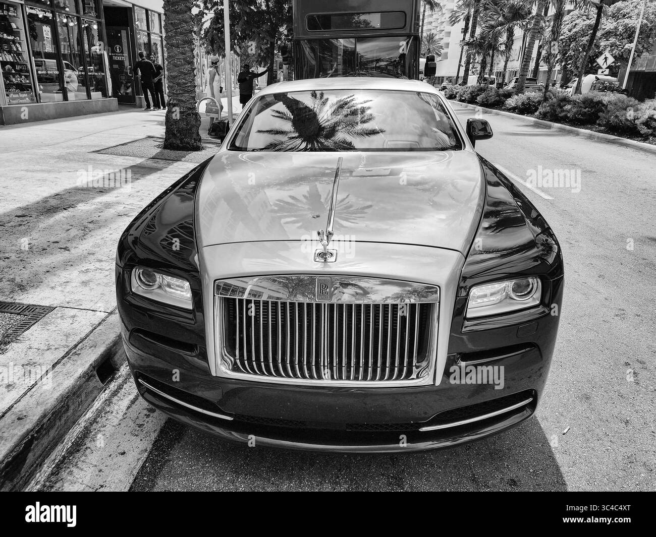 Miami Beach, Florida, USA - 8. Juni 2024: 2014 Rolls-Royce Wraith Luxusauto am Ocean Drive miami Beach. Rolls Royce ist eine britische Luxuswagenmarke Stockfoto