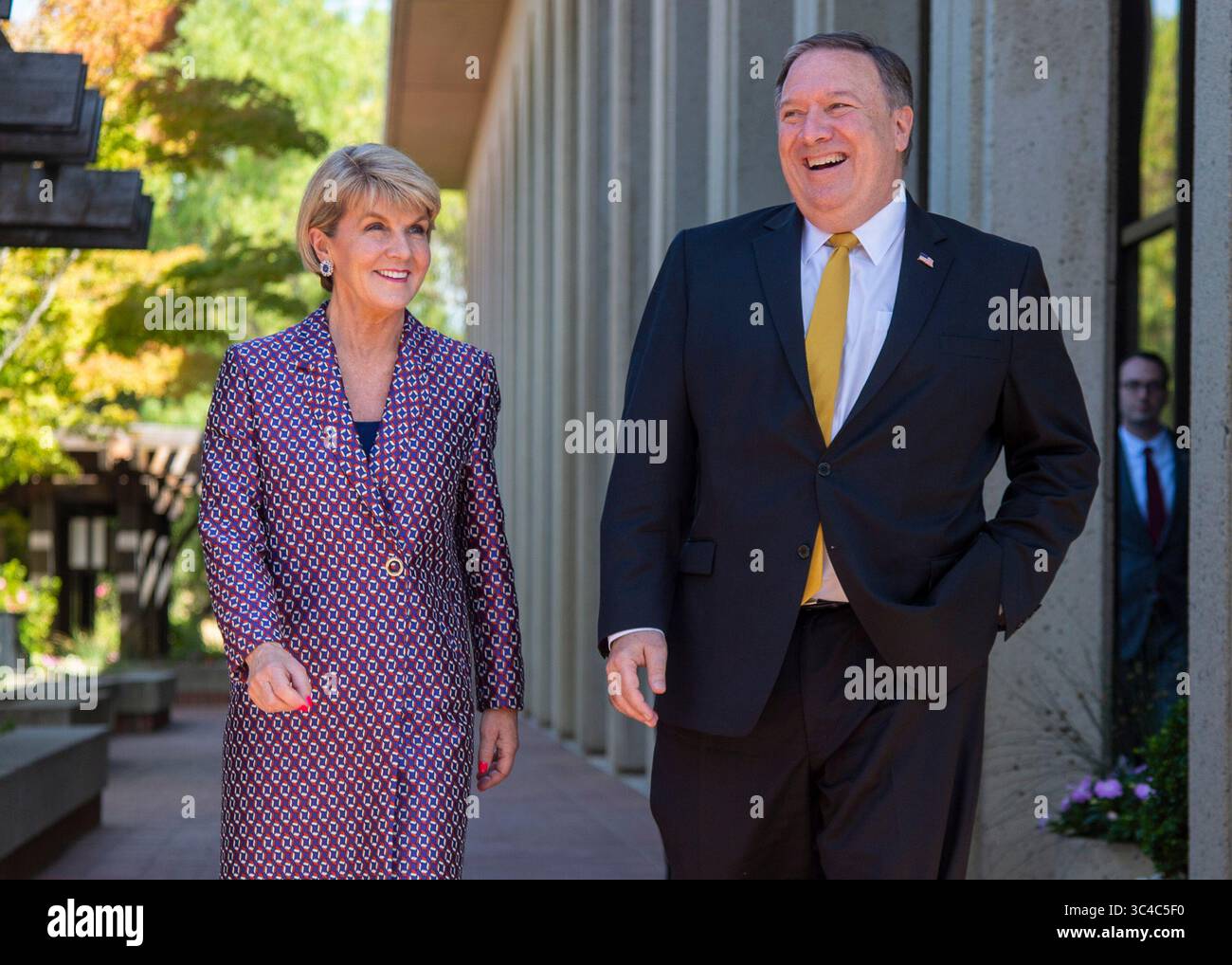 23. Juli 2018 - Palo Alto, Kalifornien, USA - die australische Außenministerin JULIE BISHOP und der Außenminister MIKE POMPEO sprechen im Anschluss an eine Sitzung während der Konsultation zwischen Australien und den Vereinigten Staaten im Hoover Institute der Stanford University in Palo Alto (Credit Image: © Navy/DOD via ZUMA Wire/ZUMAPRESS.com) Stockfoto