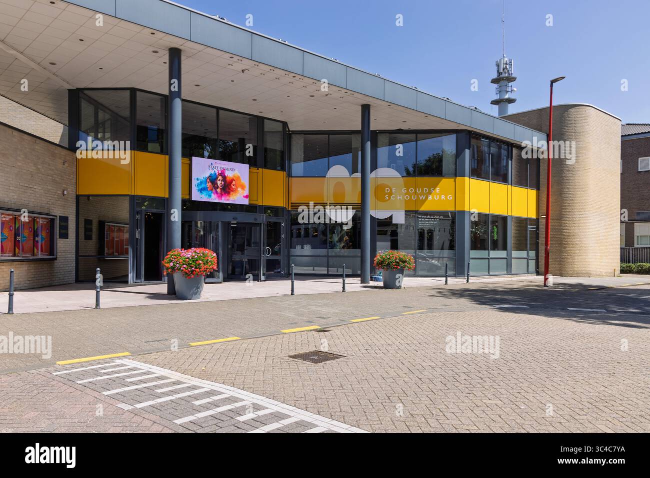 Die moderne Fassade von „de Goudse Schouwburg“, Goudas Theater, verfügt über große Glasfenster, eine digitale Anzeige und lebendige Blumentöpfe. Gouda, Nether Stockfoto