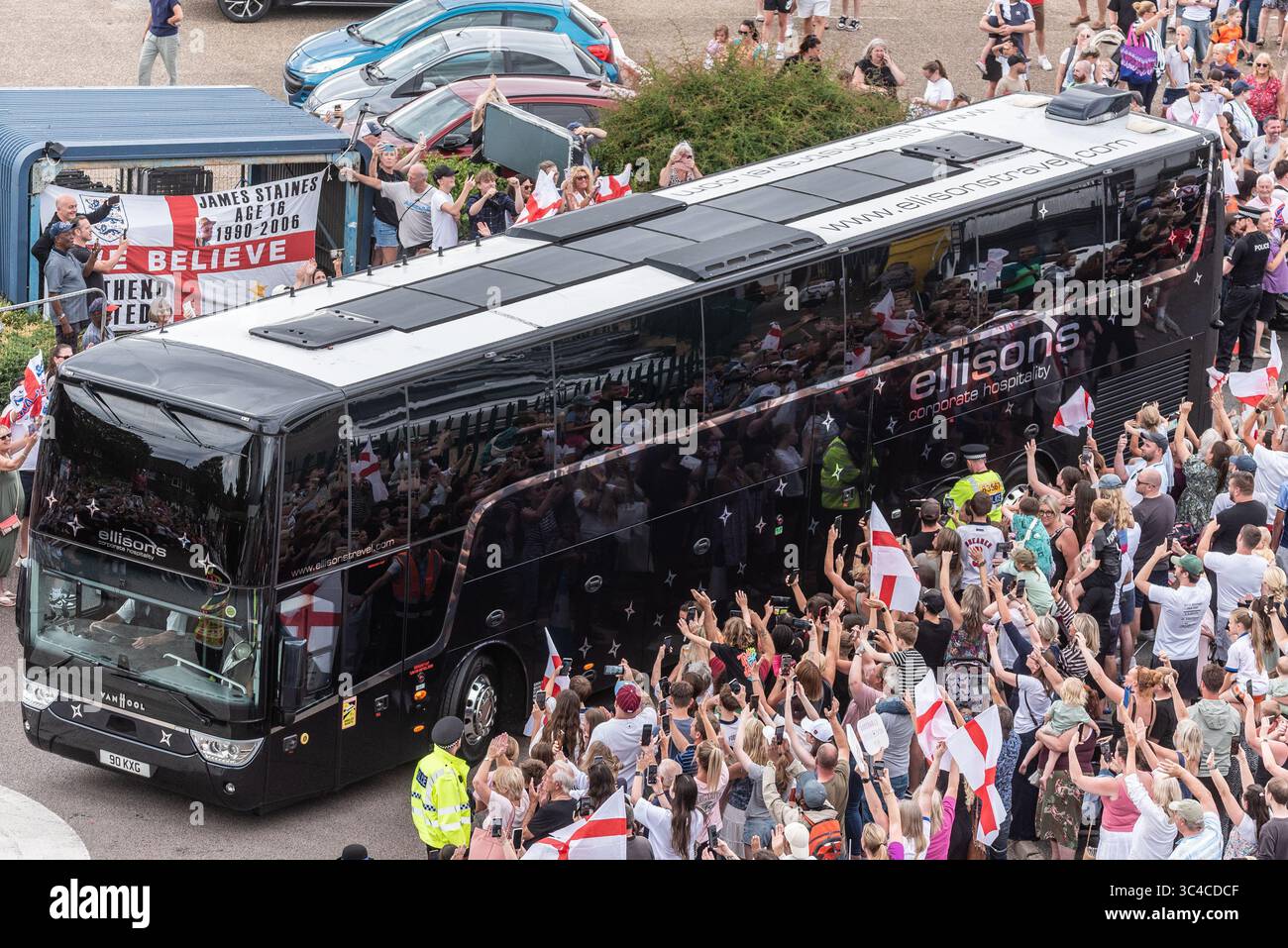 Nach der Ankunft am Flughafen London Southend, nachdem er die Europameisterschaft gewonnen hatte, fuhr der englische Football-Team-Bus an den Fans vorbei Stockfoto