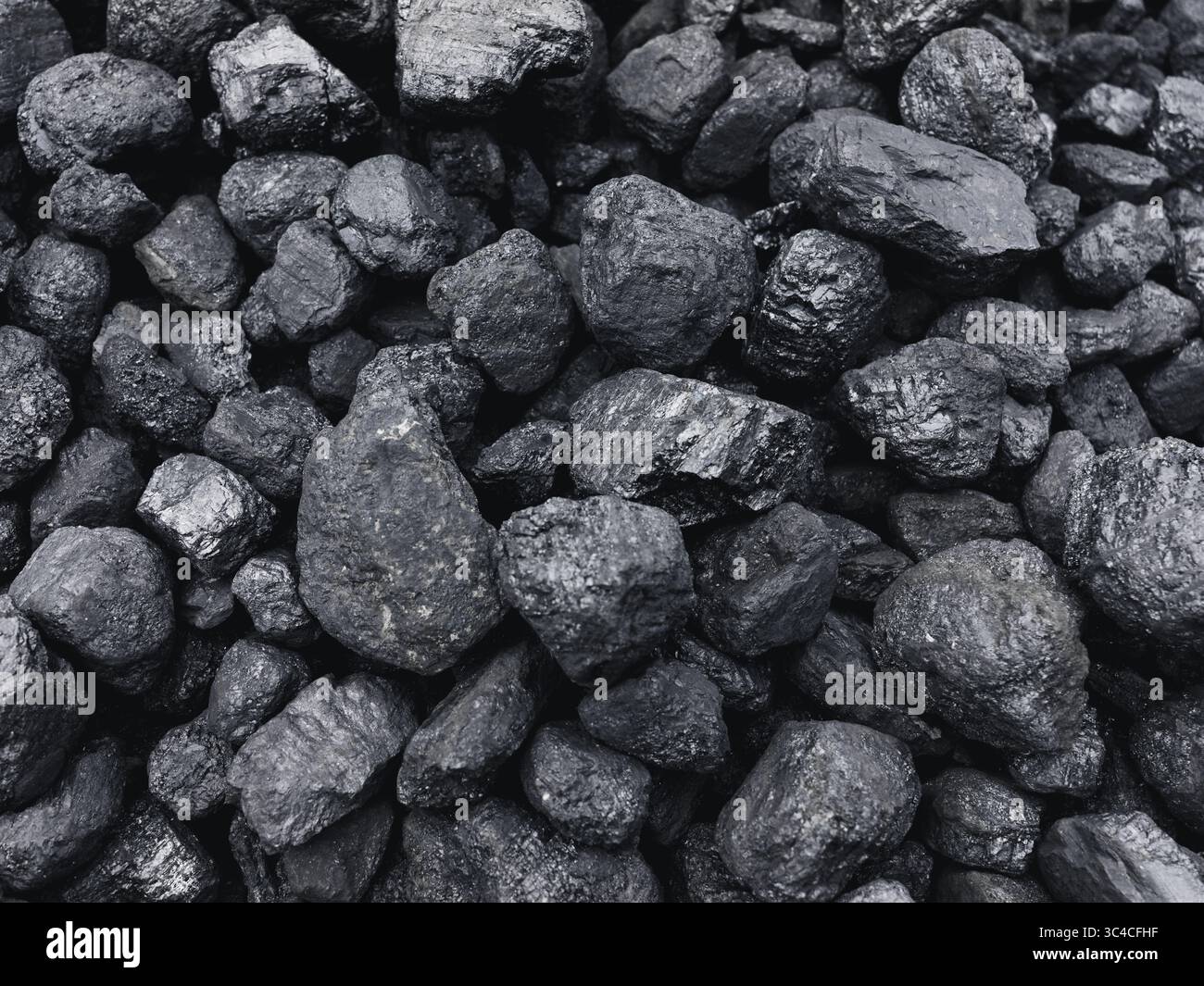 Kohle aus der Nähe - fossile Brennstoffe, trägt zu Kohlenstoffemissionen und globaler Erwärmung bei. Klimaschutzmaßnahmen müssen durch grüne erneuerbare Energien ersetzt werden Stockfoto