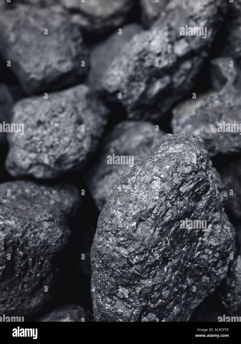 Kohle aus der Nähe - fossile Brennstoffe, trägt zu Kohlenstoffemissionen und globaler Erwärmung bei. Klimaschutzmaßnahmen müssen durch grüne erneuerbare Energien ersetzt werden Stockfoto