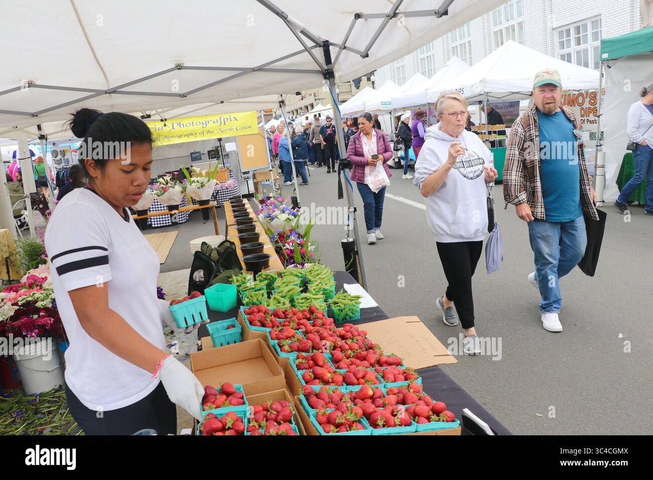 2. Juni 2018 - Astoria, OR, USA - von Mai bis Oktober bietet der Sonntagsmarkt von Astoria mehr als 150 Händler von Kunsthandwerk, Produkten, Speisen und vielem mehr in der Innenstadt. (Bild: © Alex Pulaski/TNS via ZUMA Wire) Stockfoto