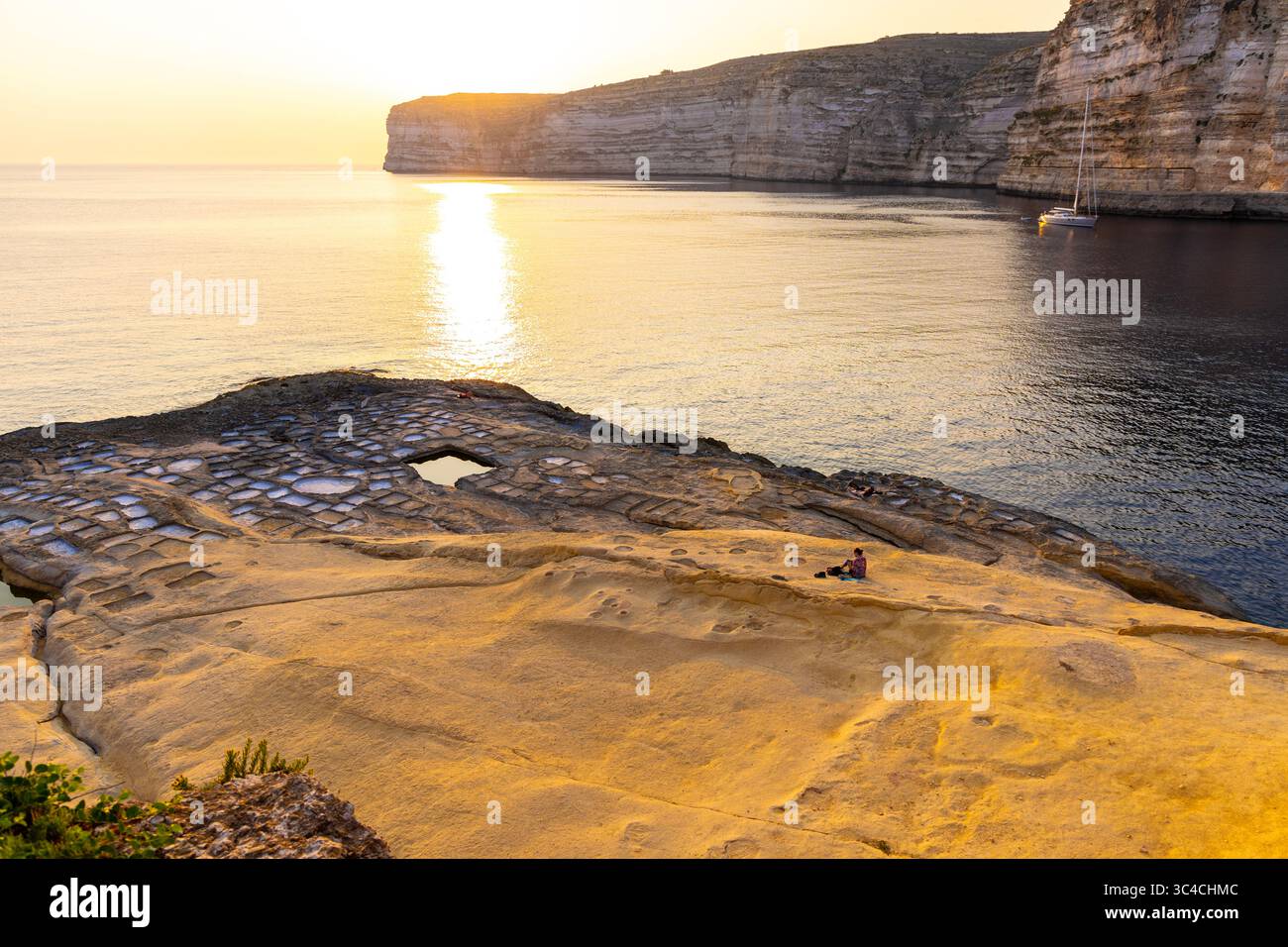 Salzpfannen am Xlendi Tower (Torri TAX-Xlendi), Xlendi Bay, Gozo, Malta Stockfoto
