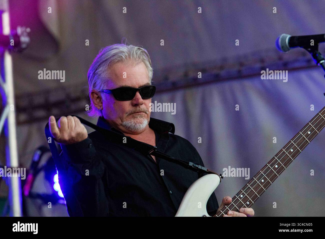 25. Juli 2018: Edmonton, Alberta, Kanada: Tad C Goddard hat die Bühne der kanadischen Rock-Icons Prism vor einer Menge Zuschauern erreicht. Die Band gibt es seit 41 Jahren, wobei in jedem Jahrzehnt 15 Alben veröffentlicht wurden. Die Band produzierte über 15 Top-100-Hits in Kanada und den USA. (Credit Image: © Ron Palmer/SOPA Images via ZUMA Wire) Stockfoto