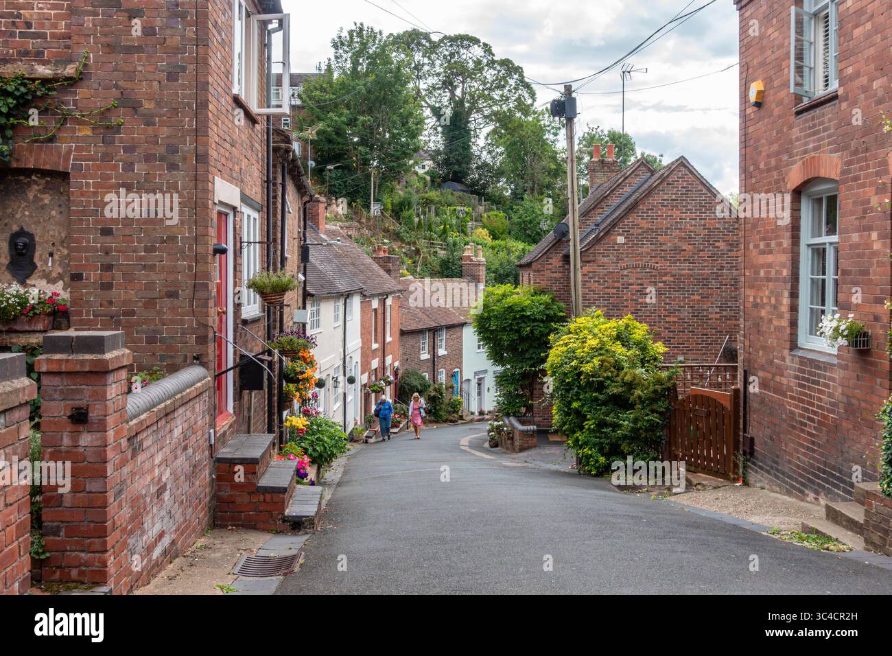 Blick auf die Railway Street in Bridgnorth, Shropshire, Großbritannien. Eine hübsche, schräge Straße mit alten Reihenhäusern. Stockfoto