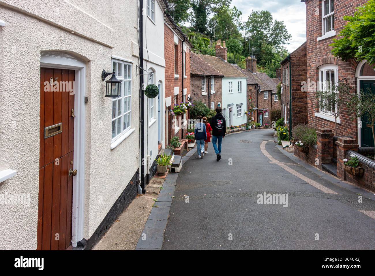 Blick auf die Railway Street in Bridgnorth, Shropshire, Großbritannien. Eine hübsche, schräge Straße mit alten Reihenhäusern. Stockfoto