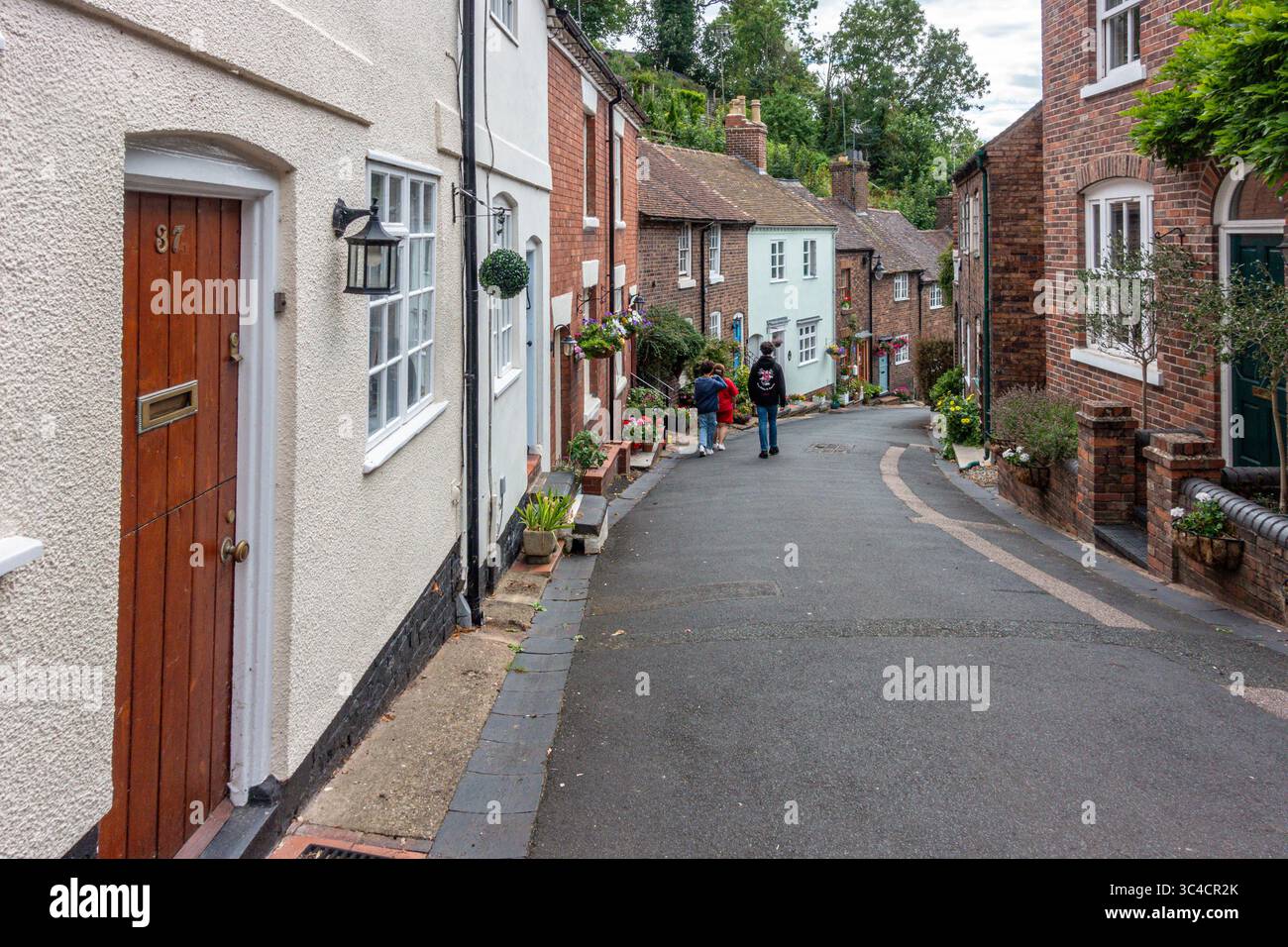Blick auf die Railway Street in Bridgnorth, Shropshire, Großbritannien. Eine hübsche, schräge Straße mit alten Reihenhäusern. Stockfoto