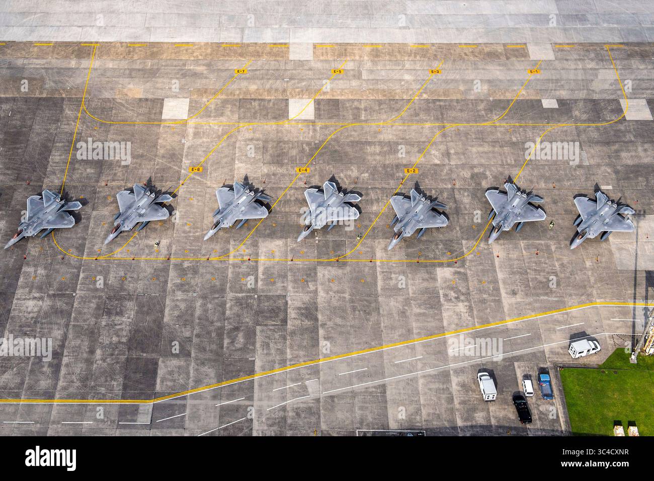 9. Juli 2018 - Yokota Air Base, Tokio, Japan - acht F-22 Raptoren von der Joint Base Elmendorf-Richardson, Alaska, sitzen auf der Fluglinie am 9. Juli 2018 auf der Yokota Air Base, Japan, nachdem sie wegen des Taifuns Maria aus Kadena ab, Japan evakuiert wurden. (Bild: © U.S. Air Force/ZUMA Wire/ZUMAPRESS.com) Stockfoto