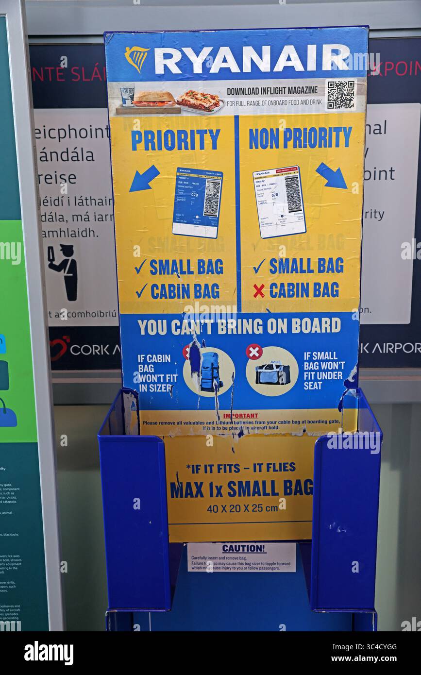 Verschiedene Gepäckgrößen sind bei verschiedenen europäischen Fluggesellschaften erlaubt - Ryanair Priority, Non-Priority, kleine Tasche, Handgepäck Stockfoto