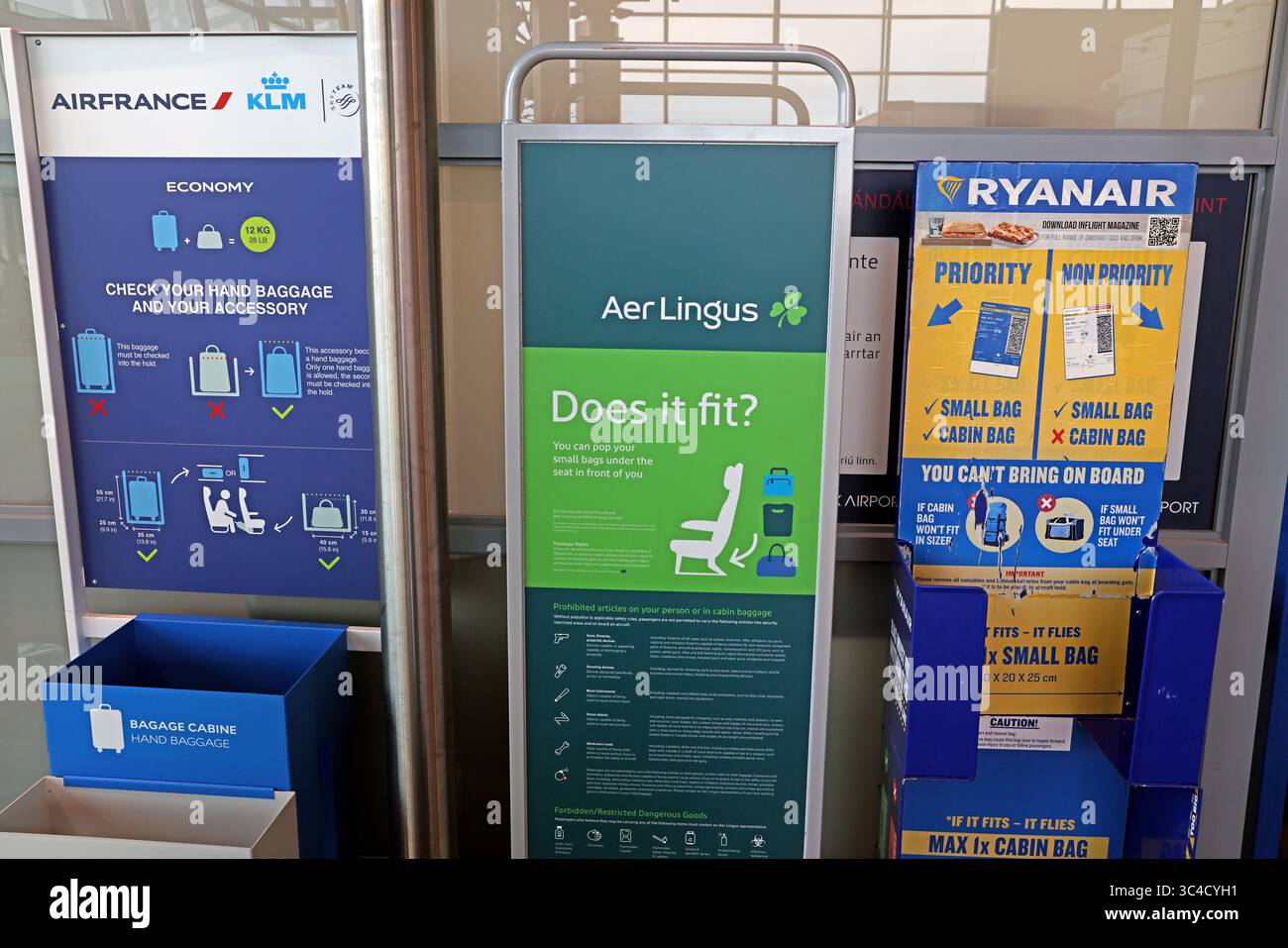 Verschiedene Gepäckgrößen sind bei verschiedenen europäischen Fluggesellschaften erlaubt - AirFrance, Aer Lingus, Ryanair am Flughafen Cork, Irland Stockfoto