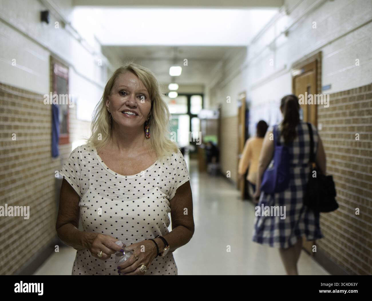 3. August 2018 – Albuquerque, NM, USA – Albuquerque Journal.APS spricht über die Art der Biene im MRT-Verfahren. Abgebildet ist die Direktorin der Hawthorne Grundschule Judith K. Martin-Tafoya. .Albuquerque, New Mexico Roberto E. Rosales/Albuquerque Journal (Kreditbild: © Roberto E. Rosales/Albuquerque Journal via ZUMA Wire) Stockfoto
