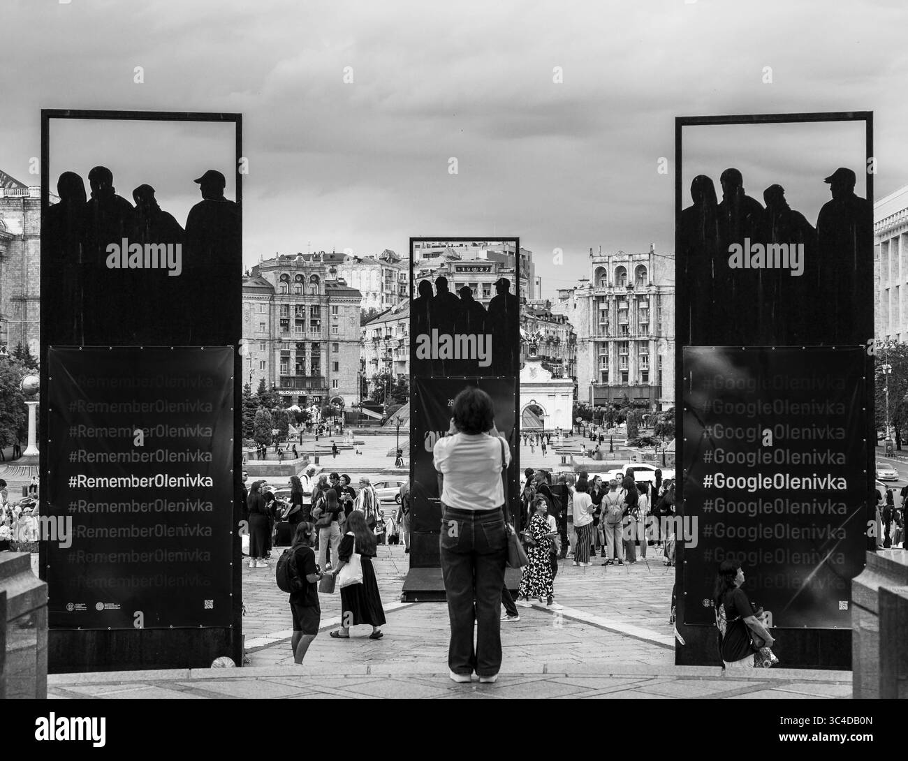 Kiew, Ukraine - 28. Juli 2025: Treffen auf einem Stadtplatz. Menschen nehmen Bilder von Gedenkkunstinstallationen mit Silhouetten von Opfern auf. In der Nacht vom 28. Auf den 29. Juli 2022 beschossen die Russen die Gefängniskolonie Wolnovakha in der Nähe des besetzten Oleniwka. Mindestens 53 ukrainische Gefangene aus Asovstal wurden bei dem Terroranschlag getötet und mehr als 130 verletzt. Quelle: ARTEM HVOZDKOV/Alamy Live News Stockfoto