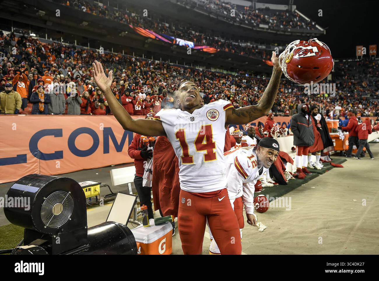 31. Dezember 2017: Denver, CO, USA – der Breitbandsieger Demarcus Robinson (14) der Kansas City Chiefs feiert das Siegtor, als die Zeit 27-24 gegen die Denver Broncos am Sonntag, den 31. Dezember 2017, auf dem Sports Authority Field in Denver abläuft. (Bild: © David Eulitt/TNS via ZUMA Wire) Stockfoto