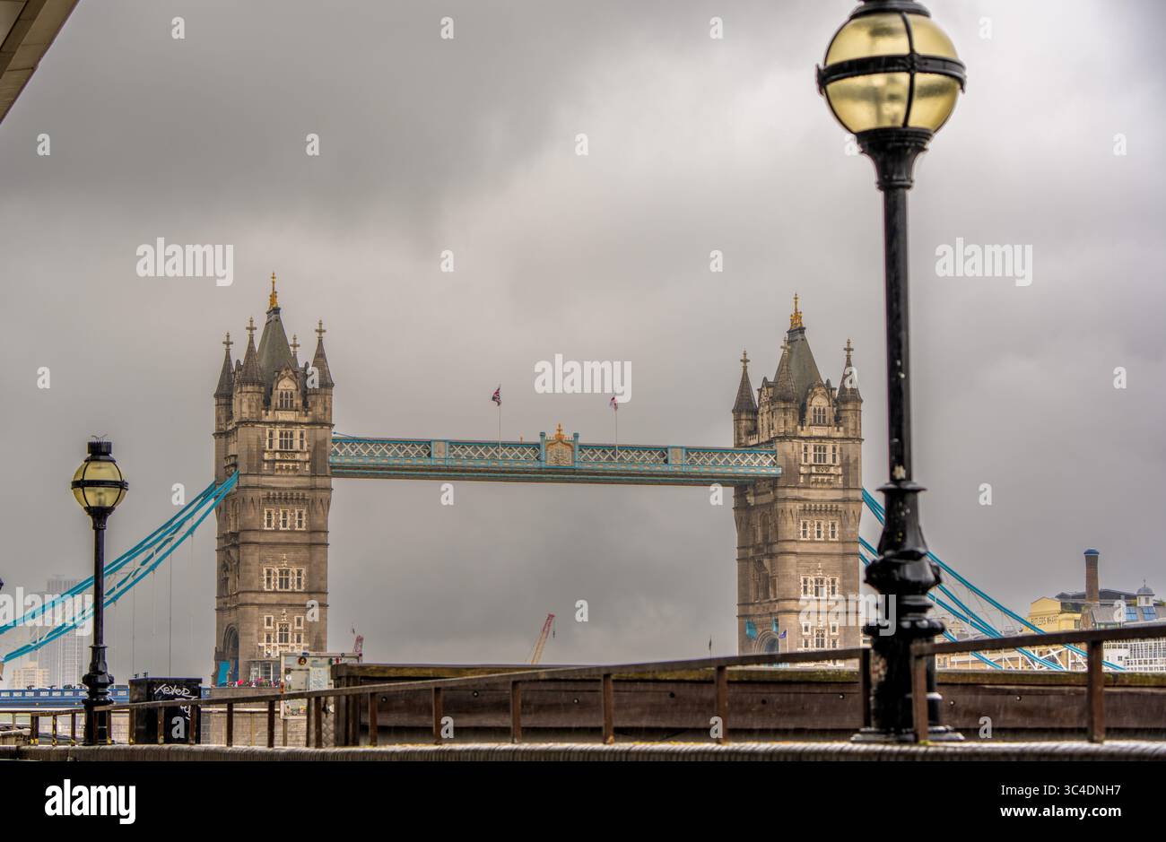 Tower Bridge an einem düsteren Tag – ikonisches Londoner Wahrzeichen unter bewölktem Himmel Beschreibung (max. 150 Wörter): Stockfoto