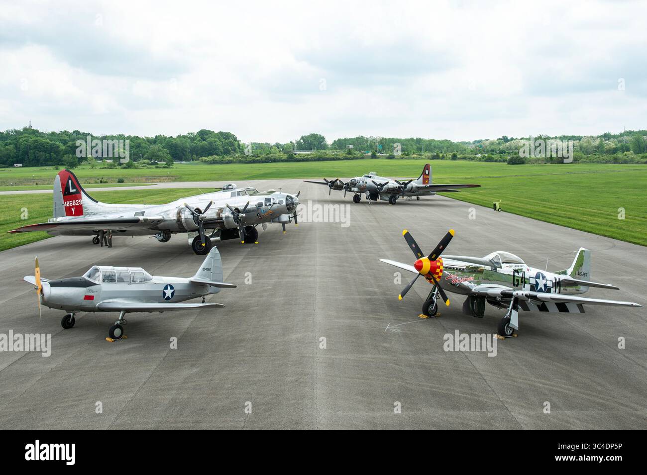 17. Mai 2018 - Dayton, Ohio, USA - The Aluminum Overcast und Yankee Lady, beide B-17, zusammen mit dem P-51 Ain't Misbehavin' und einem Heritage Trainer, werden am 17. Mai 2018 im National Museum der U.S. Air Force ausgestellt. Sie führten am Morgen einen Überflug über das Museum durch, um an die Eröffnung der Memphis Belle zu erinnern. (Bild: © U.S. Air Force/ZUMA Wire/ZUMAprilESS.com) Stockfoto