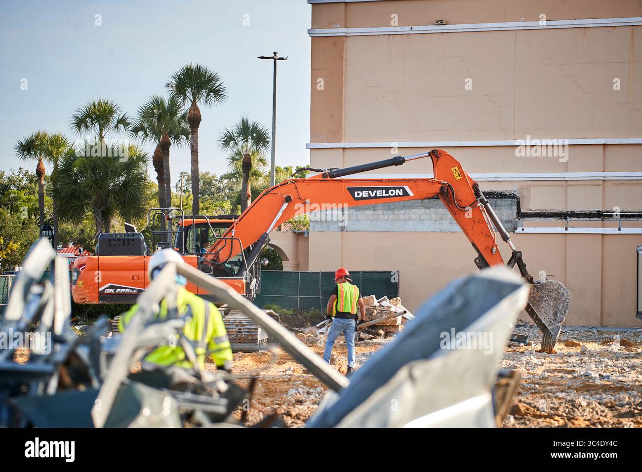 Palm Beach Gardens, Florida, USA. Juli 2025. Sanierungsprojekt für das Business Plaza. Arbeit am Standort wird ausgeführt Stockfoto