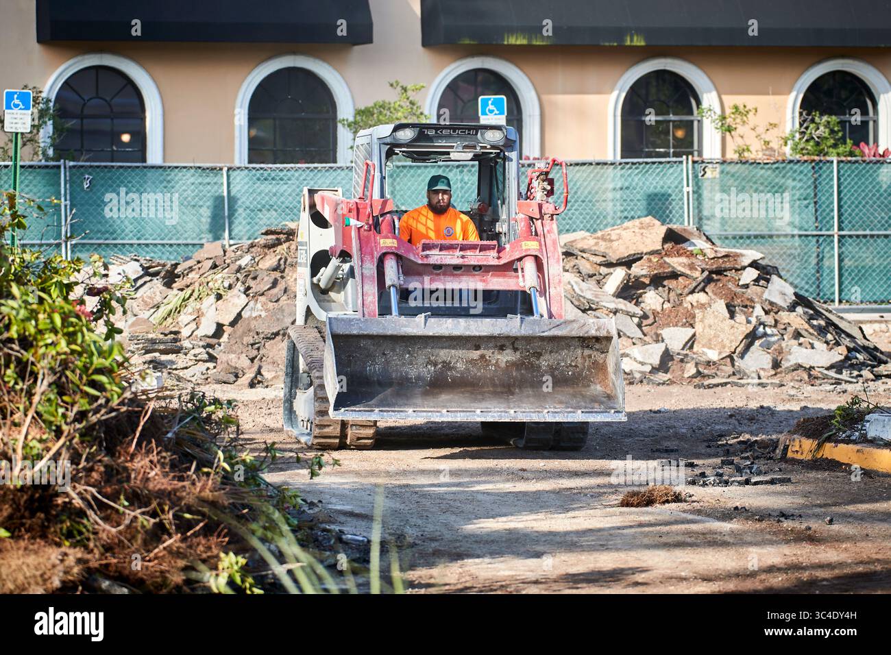 Palm Beach Gardens, Florida, USA. Juli 2025. Sanierungsprojekt für das Business Plaza. Arbeit am Standort wird ausgeführt Stockfoto