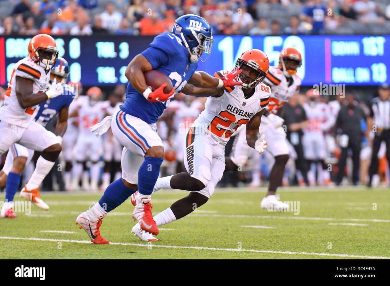 9. August 2018: Saquon Barkley (26) von den New York Giants trägt den Ball während eines Vorsaisonspiels gegen die Cleveland Browns im MetLife Stadium in East Rutherford, New Jersey. Gregory Vasil/Cal Sport Media (Kreditbild: &Copy; Gregory Vasil/CSM via ZUMA Wire) Stockfoto