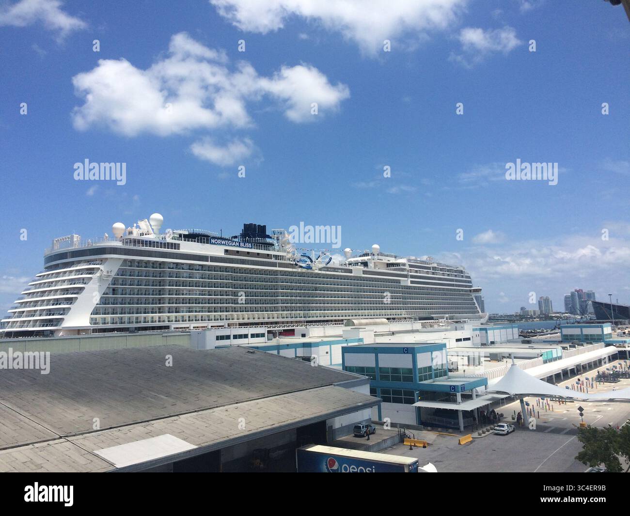 8. Mai 2018 - Miami, Florida, USA - Norwegian Bliss ist das neue Schiff mit 168 028 Tonnen und 4.004 Passagieren von Norwegian Cruise Line. Zu den charakteristischen Merkmalen gehören eine Gokart-Strecke und eine riesige 180-Grad-Aussichtsplattform. (Bild: © Richard Tribou/TNS via ZUMA Wire) Stockfoto