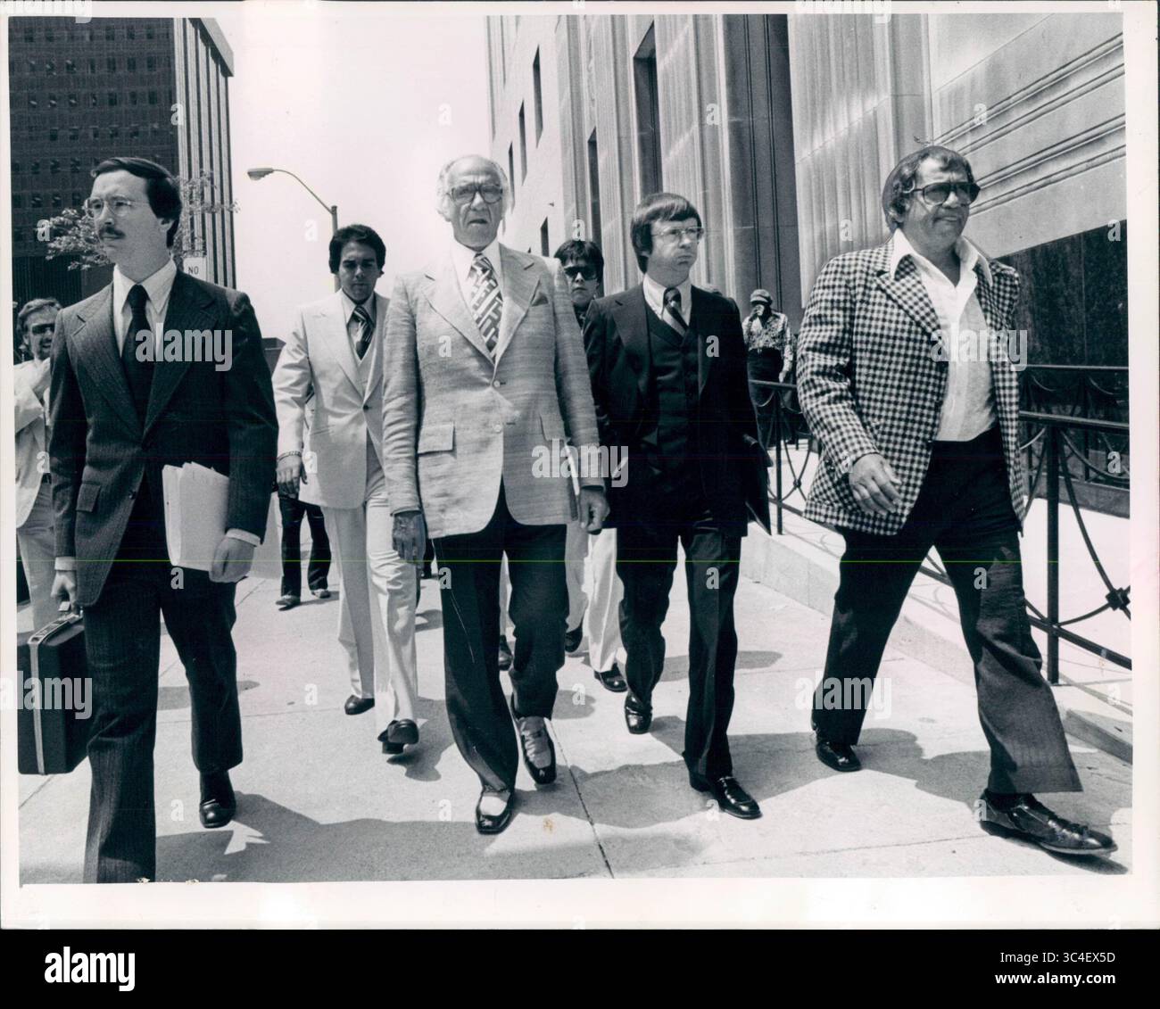 24. Juni 1976 – Michigan, USA – Giacalone verlässt das Gericht nach der Urteilsverkündung. Mit ihm sind der Sohn Joseph, der Sohn seines Bruders Vito, der Anwalt Joseph Dillon und Vito. (Kreditbild: © Detroit Free Press via ZUMA Wire) Stockfoto