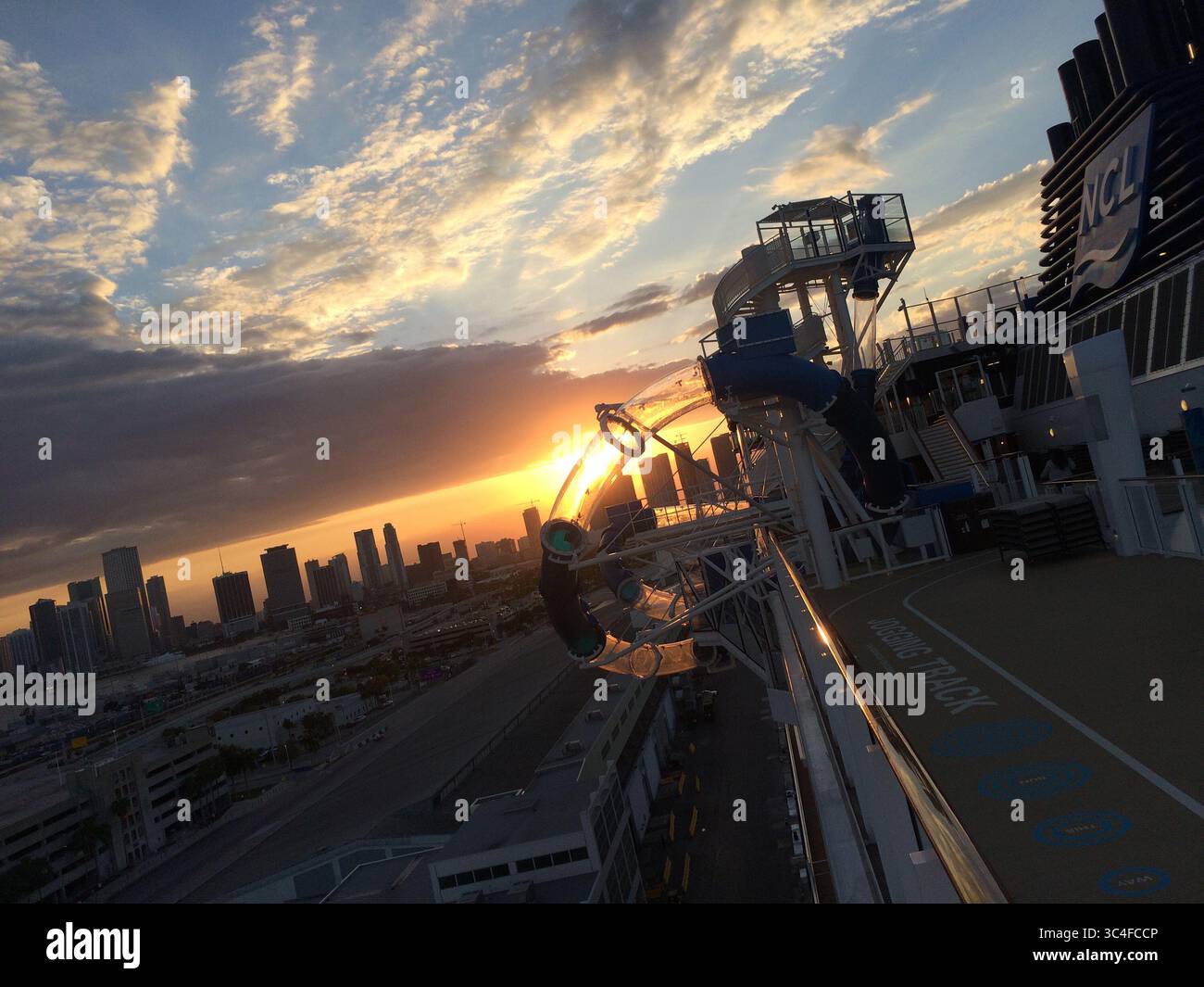 8. Mai 2018 - Miami, Florida, USA - Norwegian Bliss ist das neue Schiff mit 168 028 Tonnen und 4.004 Passagieren von Norwegian Cruise Line. Zu den charakteristischen Merkmalen gehören eine Gokart-Strecke und eine riesige 180-Grad-Aussichtsplattform. (Bild: © Richard Tribou/TNS via ZUMA Wire) Stockfoto