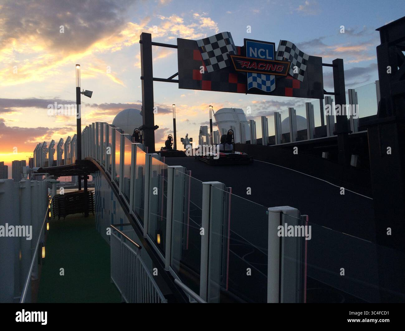 8. Mai 2018 - Miami, Florida, USA - Norwegian Bliss ist das neue Schiff mit 168 028 Tonnen und 4.004 Passagieren von Norwegian Cruise Line. Zu den charakteristischen Merkmalen gehören eine Gokart-Strecke und eine riesige 180-Grad-Aussichtsplattform. (Bild: © Richard Tribou/TNS via ZUMA Wire) Stockfoto