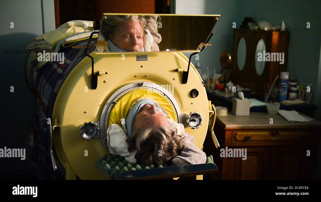 2. April 2018 – USA – sechs Nächte pro Woche schläft Mona Randolph, 82 Jahre alt, in einer fast 75 Jahre alten Eisernen Lunge, die sie nach dem Song der Beatles „Yellow Submarine“ nennt. Polio-Überlebender Mona ist einer der letzten drei Benutzer von Eisenlungen in den USA (Foto: © Shelly Yang/TNS Via ZUMA Wire) Stockfoto