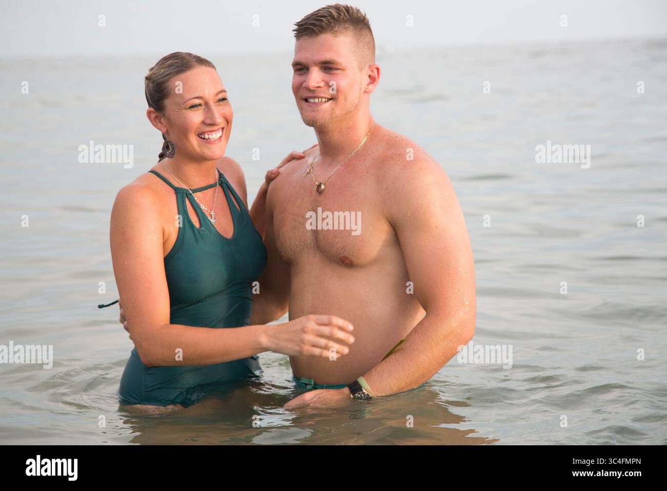 1. Juli 2018 - Florida, USA - EVE EDELHEIT | Times.Austin und Jodi Holcomb begrüßen ihre Taufe am Johns Pass in Madeira Beach am 1. Juli 2018. Ã’Manche Leute nennen die Taufe einen Eintritt in ein wässriges Grab, Ã“ sagte der Lewis. Ã’Tan youÃ•Re wurde wieder zum Leben erweckt. ThatÃ•ist deine Auferstehung. (Bild: © Eve Edelheit/Tampa Bay Times via ZUMA Wire) Stockfoto
