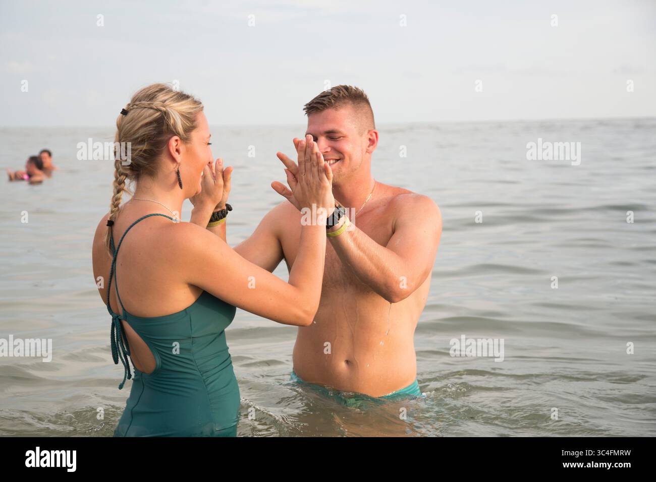 1. Juli 2018 - Florida, USA - EVE EDELHEIT | Times.Austin und Jodi Holcomb begrüßen ihre Taufe am Johns Pass in Madeira Beach am 1. Juli 2018. Ã’Manche Leute nennen die Taufe einen Eintritt in ein wässriges Grab, Ã“ sagte der Lewis. Ã’Tan youÃ•Re wurde wieder zum Leben erweckt. ThatÃ•ist deine Auferstehung. (Bild: © Eve Edelheit/Tampa Bay Times via ZUMA Wire) Stockfoto