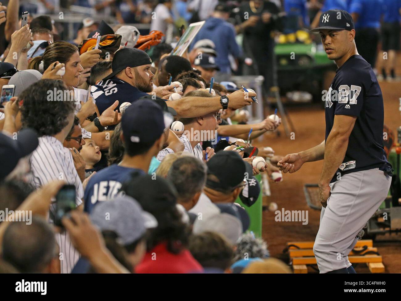 22. August 2018: Miami, FL, USA - Giancarlo Stanton, der Outfield der New York Yankees, unterzeichnet Autogramme für Fans, bevor er am Mittwoch, den 22. August 2018, im Marlins Park in Miami gegen die Miami Marlins antritt. (Bild: © David Santiago/TNS via ZUMA Wire) Stockfoto