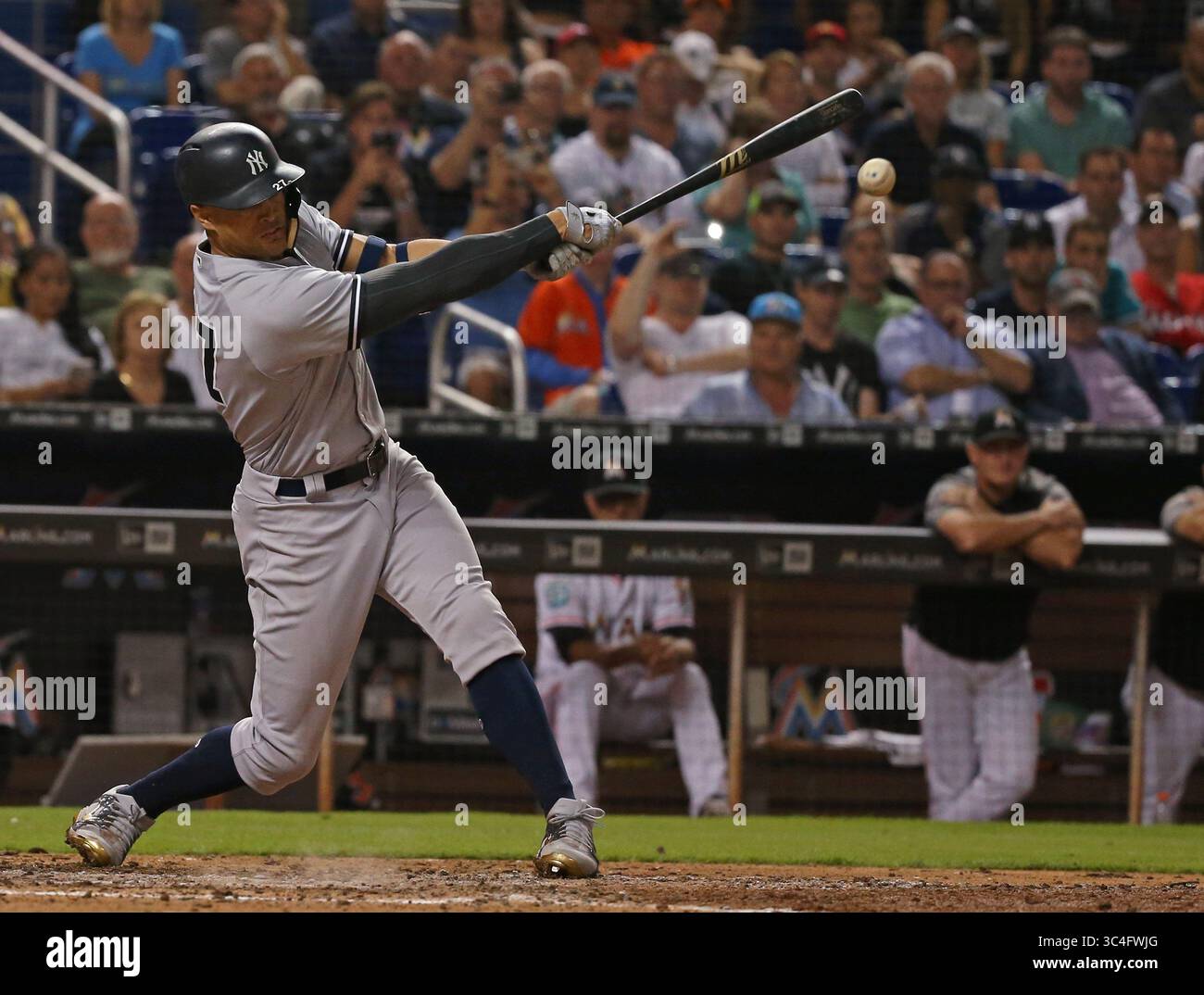 22. August 2018: Miami, FL, USA – Giancarlo Stanton der New York Yankees trifft am Mittwoch, den 22. August 2018, eine RBI-Single im siebten Inning gegen die Miami Marlins im Marlins Park in Miami. Die Marlins haben mit 9:3 gewonnen. (Bild: © David Santiago/TNS via ZUMA Wire) Stockfoto