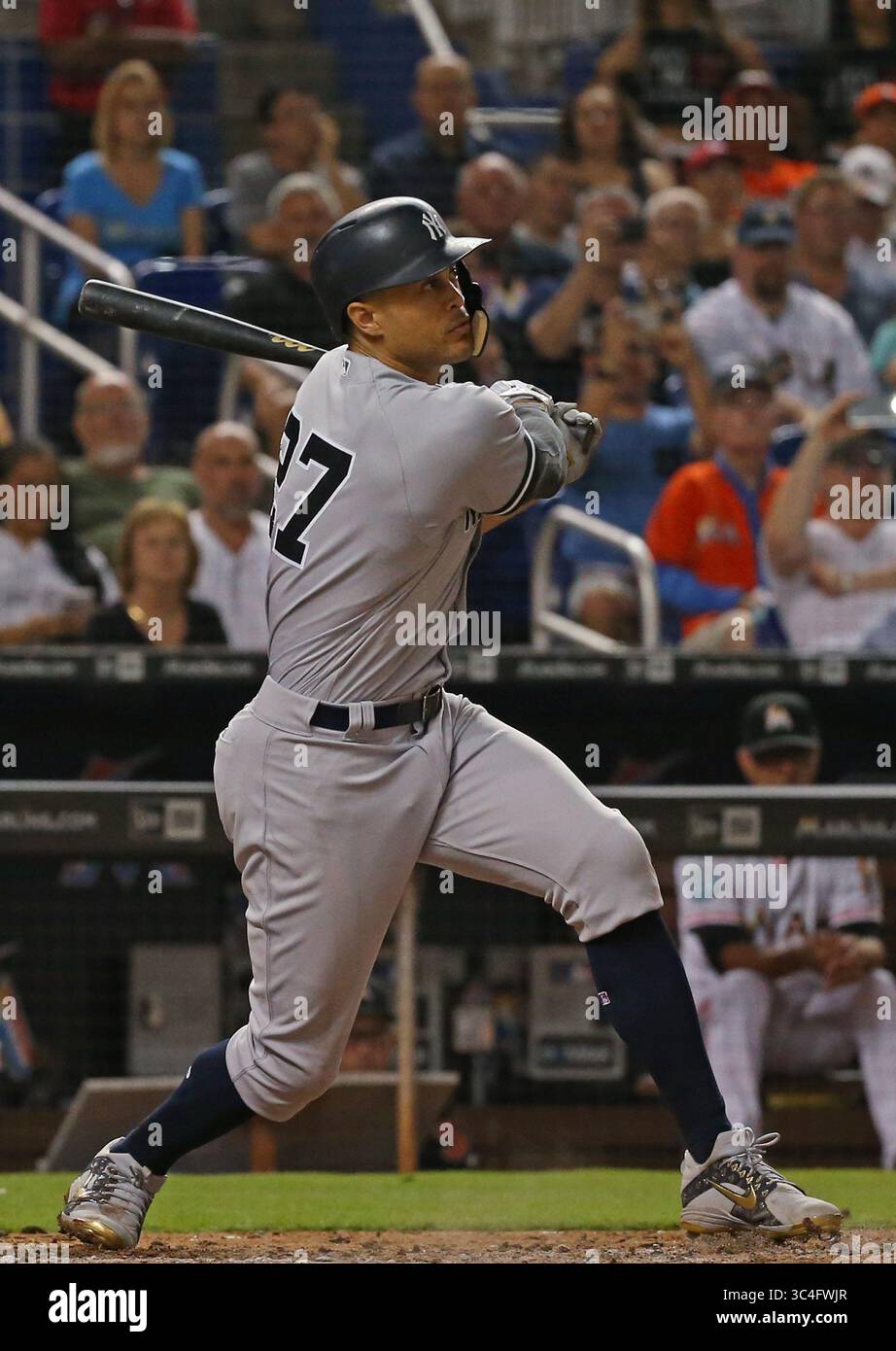 22. August 2018: Miami, FL, USA – Giancarlo Stanton der New York Yankees trifft am Mittwoch, den 22. August 2018, eine RBI-Single im siebten Inning gegen die Miami Marlins im Marlins Park in Miami. Die Marlins haben mit 9:3 gewonnen. (Bild: © David Santiago/TNS via ZUMA Wire) Stockfoto