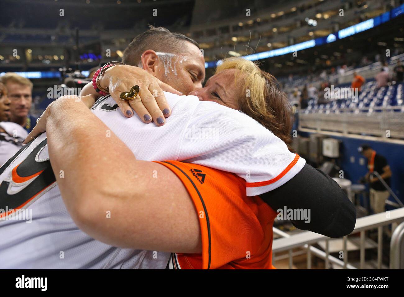 22. August 2018 - Miami, FL, USA - Miami Marlins Shortstop Miguel Rojas umarmt seine Mutter Norma Naidenoff nach einem 9-3er Sieg im Marlins Park in Miami am Mittwoch, 22. August 2018. (Bild: © David Santiago/TNS via ZUMA Wire) Stockfoto