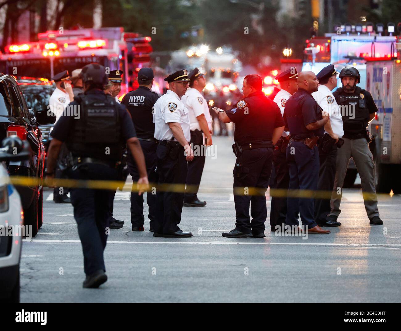 New York, Usa. Juli 2025. FDNY Personal, NYPD Polizisten und Rettungsfahrzeuge sind am Tatort, nachdem ein bewaffneter bewaffneter Schütze am Montag, den 28. Juli 2025, in der Lobby des Gebäudes an der 52nd Street und Park Avenue das Feuer eröffnete. Mindestens sechs Menschen wurden am Montag erschossen, und ein mutmaßlicher Schütze ist unten, nachdem ein Schussfeuer in einem Bürogebäude in Midtown Manhattan stattgefunden hat, in dem sich die Blackstone Investmentfirma und das Hauptquartier der NFL befinden. Foto: John Angelillo/UPI Credit: UPI/Alamy Live News Stockfoto