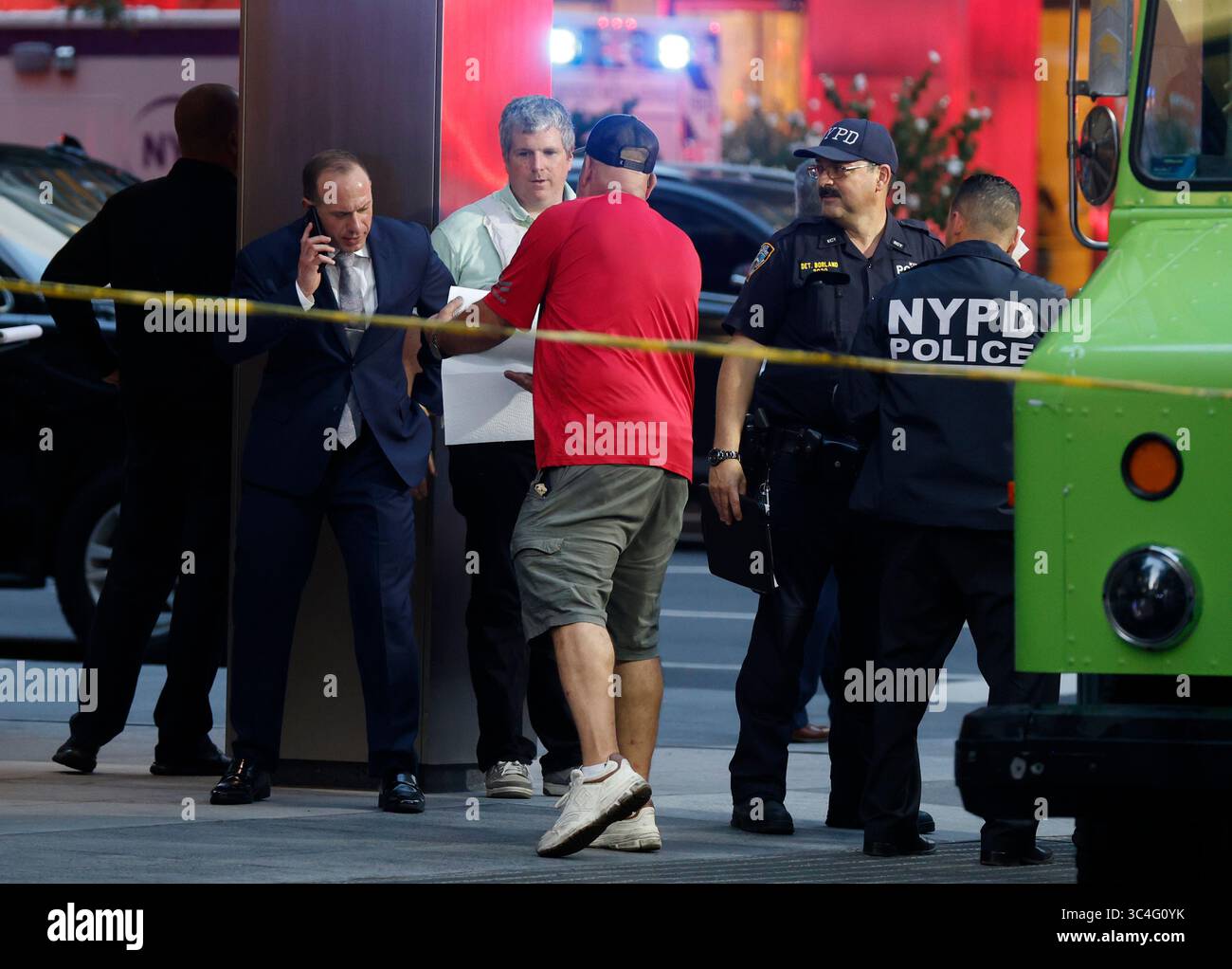 New York, Usa. Juli 2025. FDNY Personal, NYPD Polizisten und Rettungsfahrzeuge sind am Tatort, nachdem ein bewaffneter bewaffneter Schütze am Montag, den 28. Juli 2025, in der Lobby des Gebäudes an der 52nd Street und Park Avenue das Feuer eröffnete. Mindestens sechs Menschen wurden am Montag erschossen, und ein mutmaßlicher Schütze ist unten, nachdem ein Schussfeuer in einem Bürogebäude in Midtown Manhattan stattgefunden hat, in dem sich die Blackstone Investmentfirma und das Hauptquartier der NFL befinden. Foto: John Angelillo/UPI Credit: UPI/Alamy Live News Stockfoto