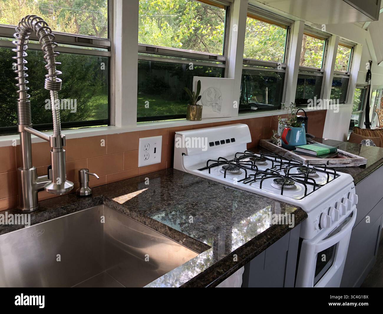 20. August 2018 - Wichita, KS, USA - die Küche in Jordanien und Sam Pages Schulbus-Haus umfasst eine Miniatur-Serie, ein Waschbecken und Granitarbeitsplatten. (Bild: © Matt Riedel/Wichita Eagle/TNS via ZUMA Wire) Stockfoto