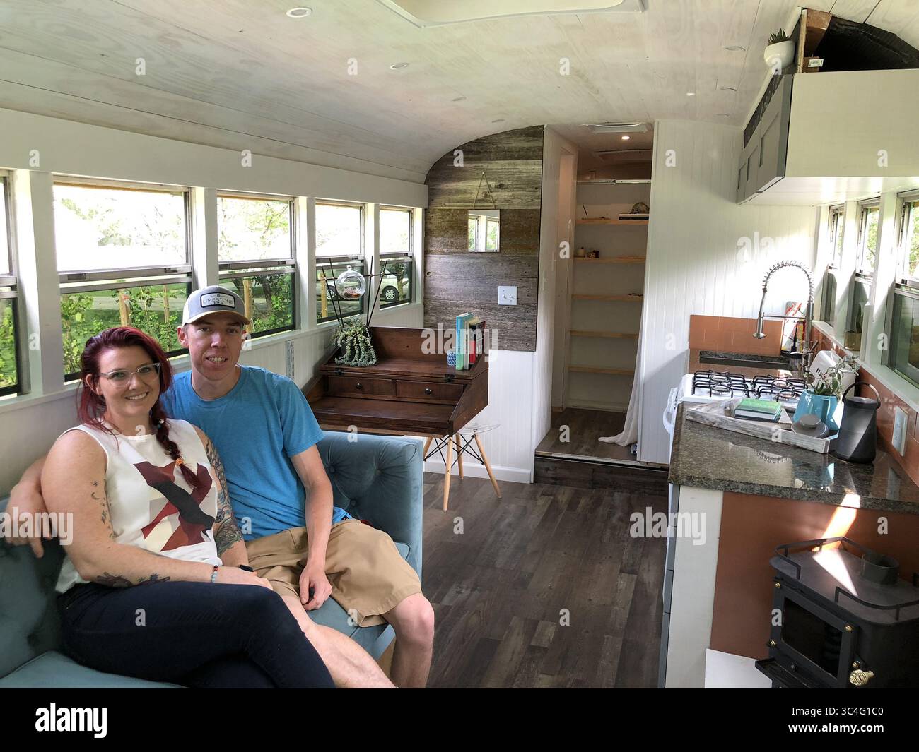 20. August 2018 – Wichita, KS, USA – Jordan und Sam Page haben einen Schulbus von Chevrolet Blue Bird aus dem Jahr 2003 in ein winziges Haus umgebaut. Die beiden planen, das Land in ihrem neuen Haus zu bereisen, das für weniger als 000 US-Dollar gebaut wurde. (Bild: © Matt Riedel/Wichita Eagle/TNS via ZUMA Wire) Stockfoto