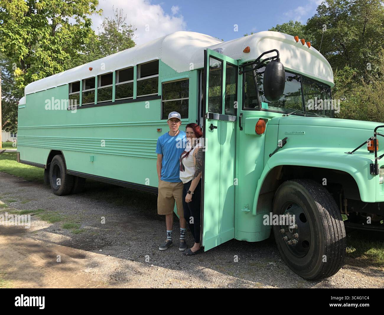 20. August 2018 - Wichita, KS, USA - Sam und Jordan Page renovierten einen Schulbus von Chevrolet Blue Bird aus dem Jahr 2003 und verwandelten ihn in ein reisendes, winziges Haus. (Bild: © Matt Riedel/Wichita Eagle/TNS via ZUMA Wire) Stockfoto