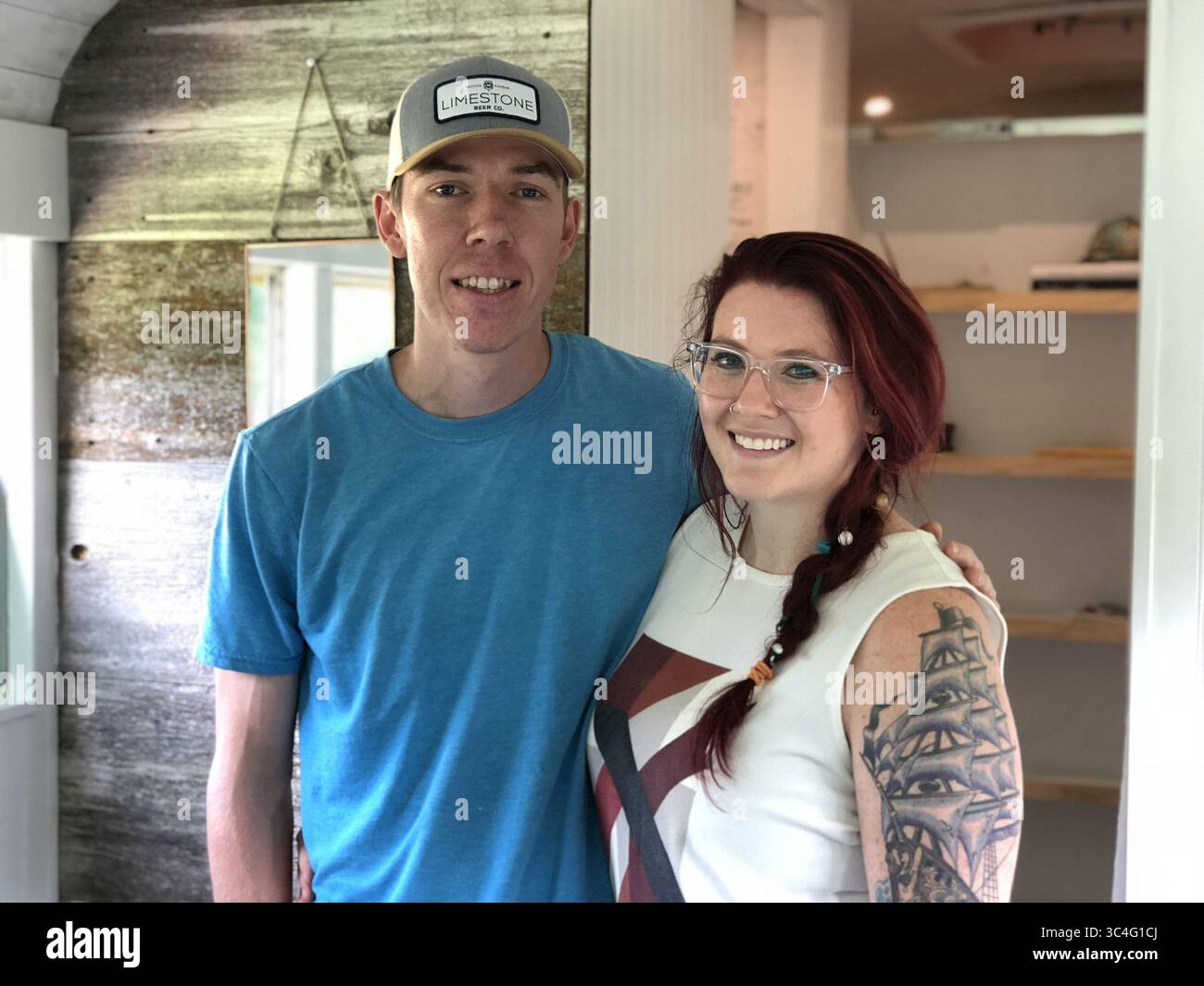 20. August 2018 – Wichita, KS, USA – „Addie the Adventure Bus“, ein umgestalteter Schulbus, dient nun als Heimstätte auf Rädern für Sam und Jordan Page. (Bild: © Matt Riedel/Wichita Eagle/TNS via ZUMA Wire) Stockfoto