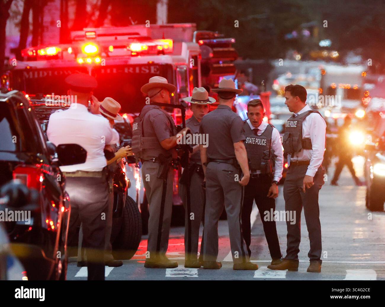 New York, Usa. Juli 2025. FDNY Personal, NYPD Polizisten und Rettungsfahrzeuge sind am Tatort, nachdem ein bewaffneter bewaffneter Schütze am Montag, den 28. Juli 2025, in der Lobby des Gebäudes an der 52nd Street und Park Avenue das Feuer eröffnete. Mindestens sechs Menschen wurden am Montag erschossen, und ein mutmaßlicher Schütze ist unten, nachdem ein Schussfeuer in einem Bürogebäude in Midtown Manhattan stattgefunden hat, in dem sich die Blackstone Investmentfirma und das Hauptquartier der NFL befinden. Foto: John Angelillo/UPI Credit: UPI/Alamy Live News Stockfoto
