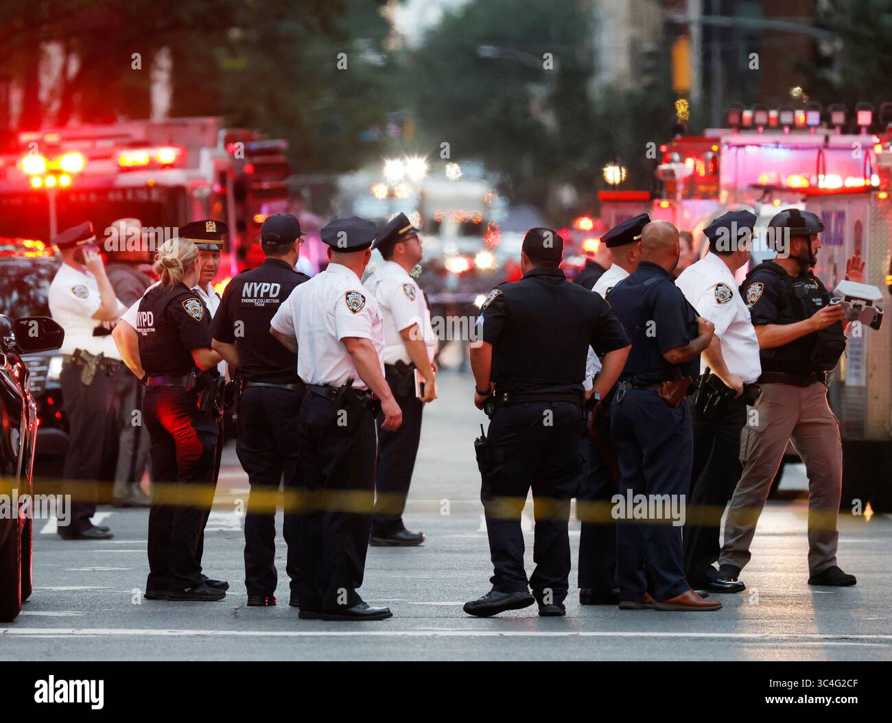 New York, Usa. Juli 2025. FDNY Personal, NYPD Polizisten und Rettungsfahrzeuge sind am Tatort, nachdem ein bewaffneter bewaffneter Schütze am Montag, den 28. Juli 2025, in der Lobby des Gebäudes an der 52nd Street und Park Avenue das Feuer eröffnete. Mindestens sechs Menschen wurden am Montag erschossen, und ein mutmaßlicher Schütze ist unten, nachdem ein Schussfeuer in einem Bürogebäude in Midtown Manhattan stattgefunden hat, in dem sich die Blackstone Investmentfirma und das Hauptquartier der NFL befinden. Foto: John Angelillo/UPI Credit: UPI/Alamy Live News Stockfoto