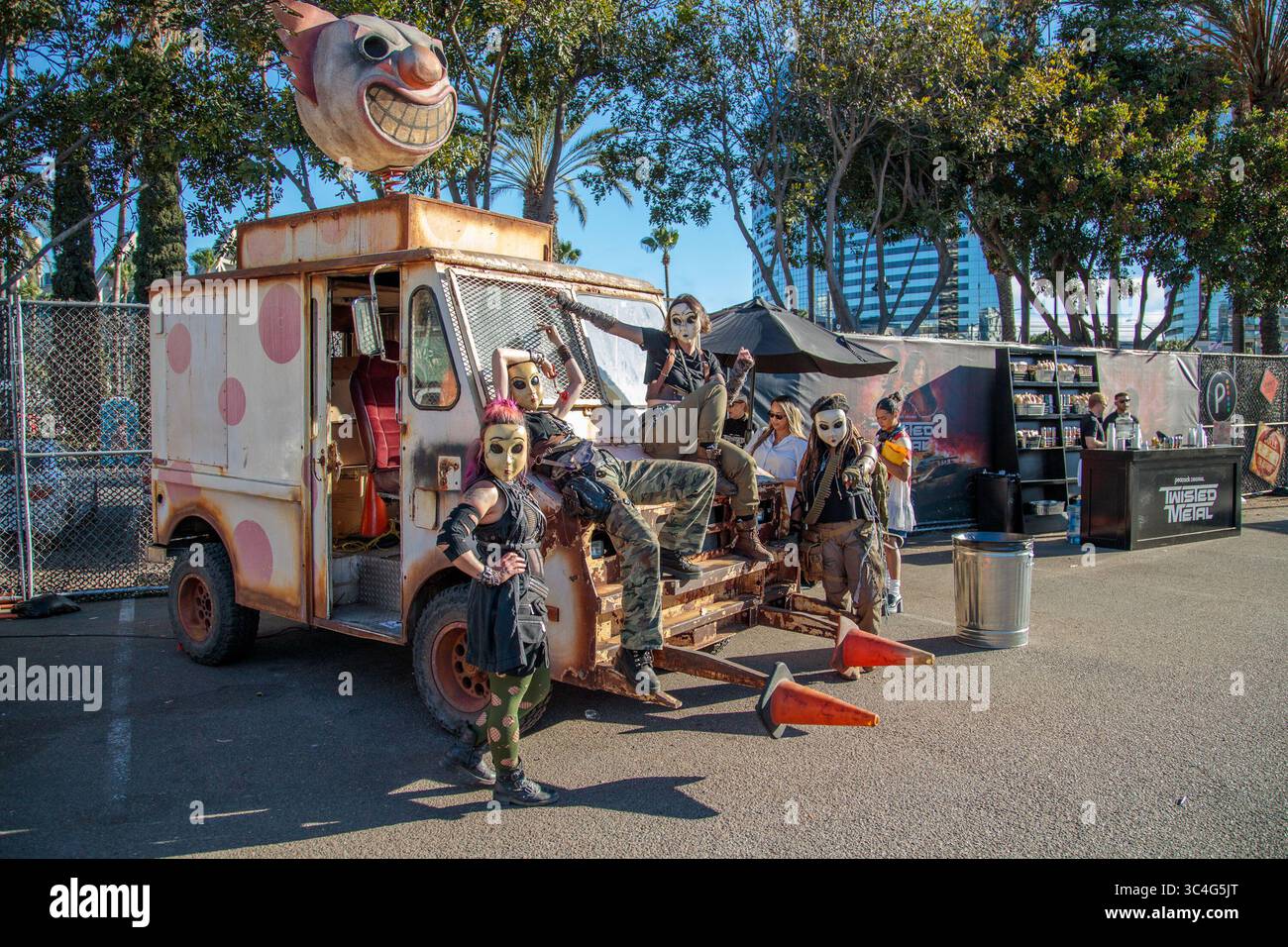 24. Juli 2025, San Diego, Kalifornien, USA: The Dolls of the Peacock Original Twisted Metal at the Lot Aktivierung am San Diego Comic-con Day, 24. Juli 2025 (Credit Image: © Marissa Carter/ZUMA Press Wire) NUR ZUR REDAKTIONELLEN VERWENDUNG! Nicht für kommerzielle ZWECKE! Stockfoto